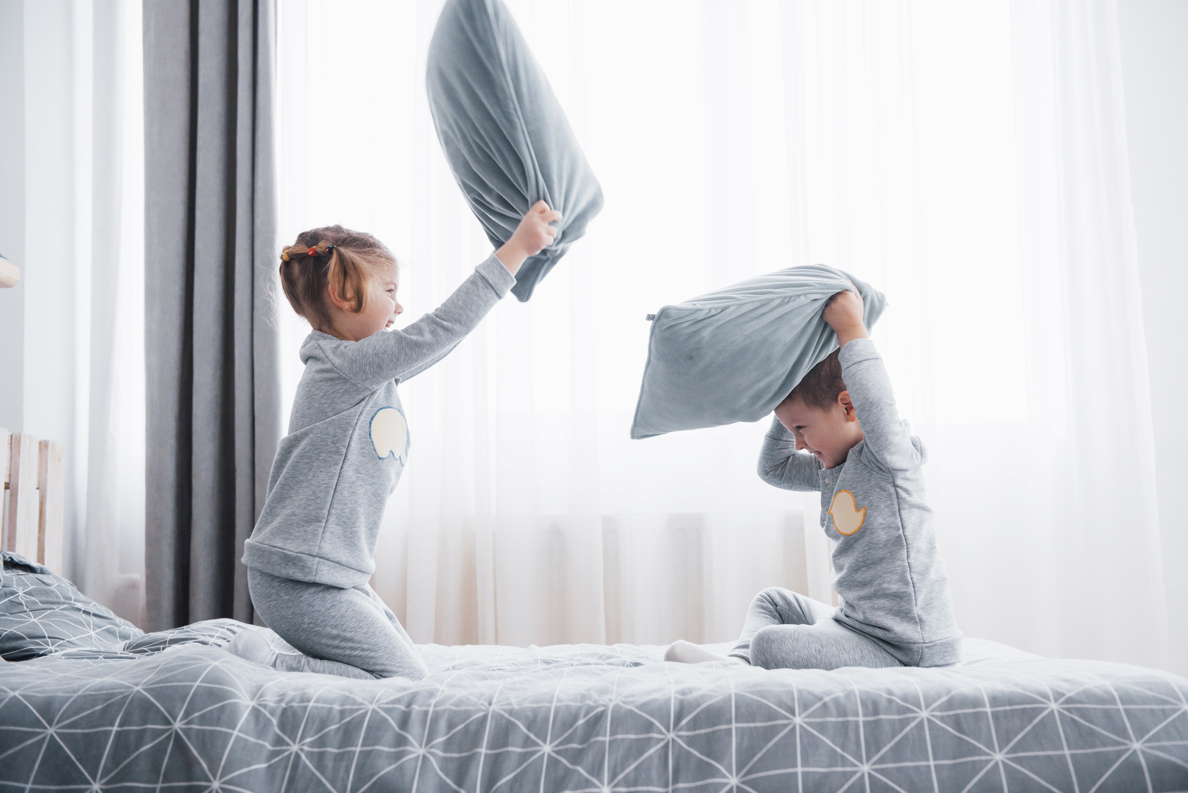 Niños juegan con almohadas. | Foto: Shutterstock