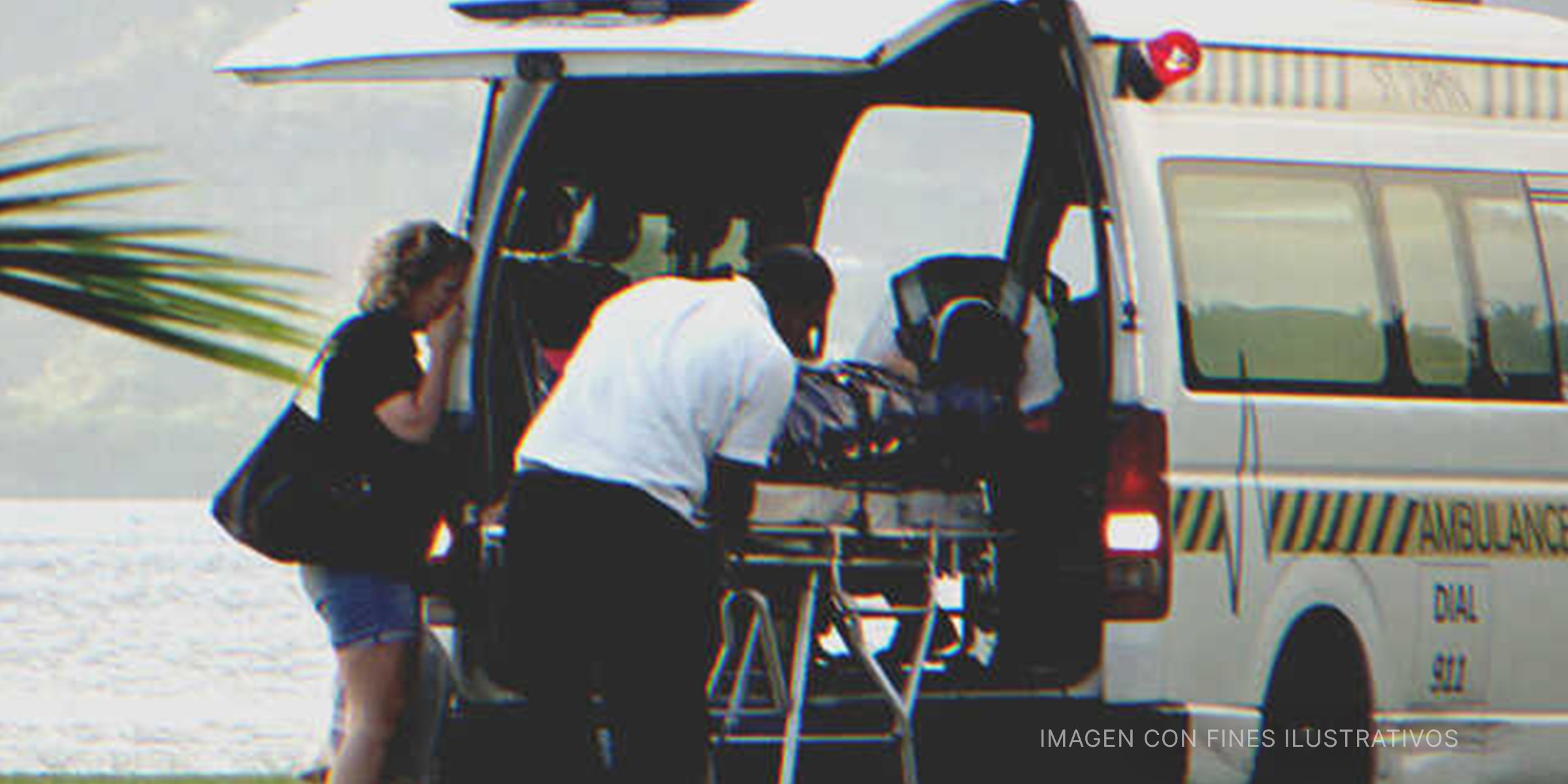 Paramédico subiendo una camilla a una ambulancia. | Foto: Flickr / mikecogh (CC BY-SA 2.0)