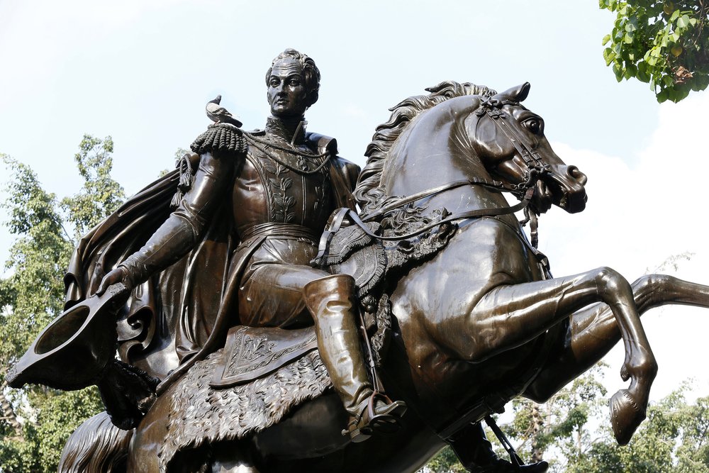 Estatua de Simón Bolívar con paloma en el hombro en el centro de Caracas, Venezuela. | Fuent: Shutterstock Estatua de Simón Bolívar con paloma en el hombro en el centro de Caracas, Venezuela. | Fuent: Shutterstock