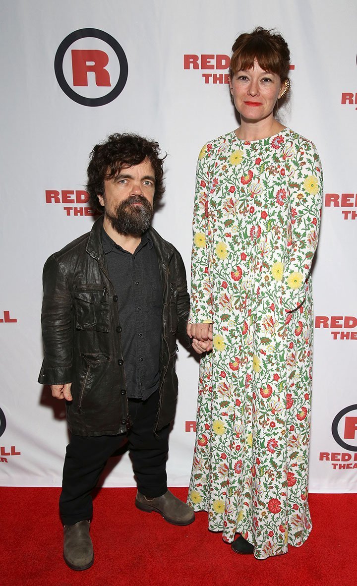 Peter Dinklage et Erica Schmidt allant voir une pièce de théâtre (de Schmidt) à New York en 2017. l Source : Getty Images Peter Dinklage et Erica Schmidt allant voir une pièce de théâtre (de Schmidt) à New York en 2017. l Source : Getty Images