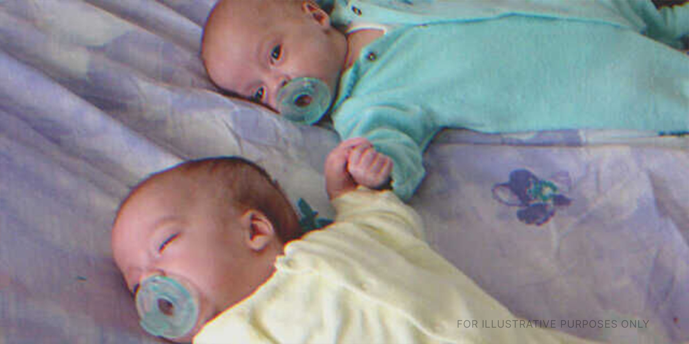 Newborn twins on the bed | Source: Flickr by goldberg(CC BY 2.0)