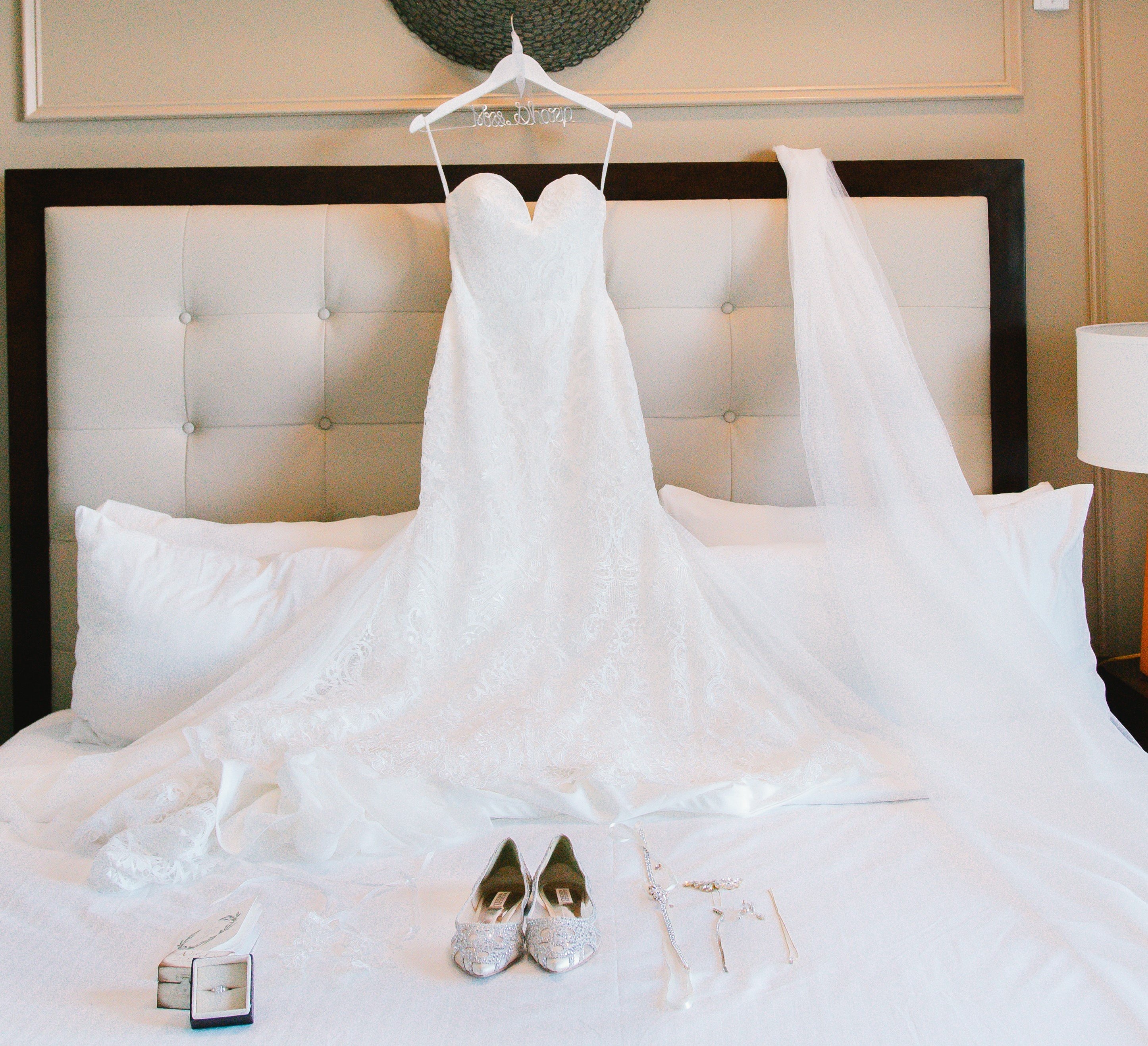 Traje de novia blanco sobre la cama. | Foto: Pexels