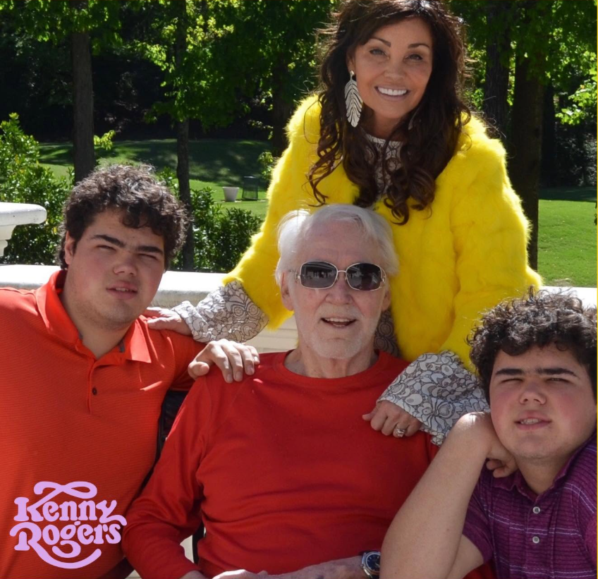 This family photo shows Kenny Rogers surrounded by Wanda Miller and their twin sons, Justin and Jordan, capturing the later-in-life fatherhood that brought him immense joy despite his fears about missing the boys’ future milestones. | Source: Facebook/Kenny Rogers