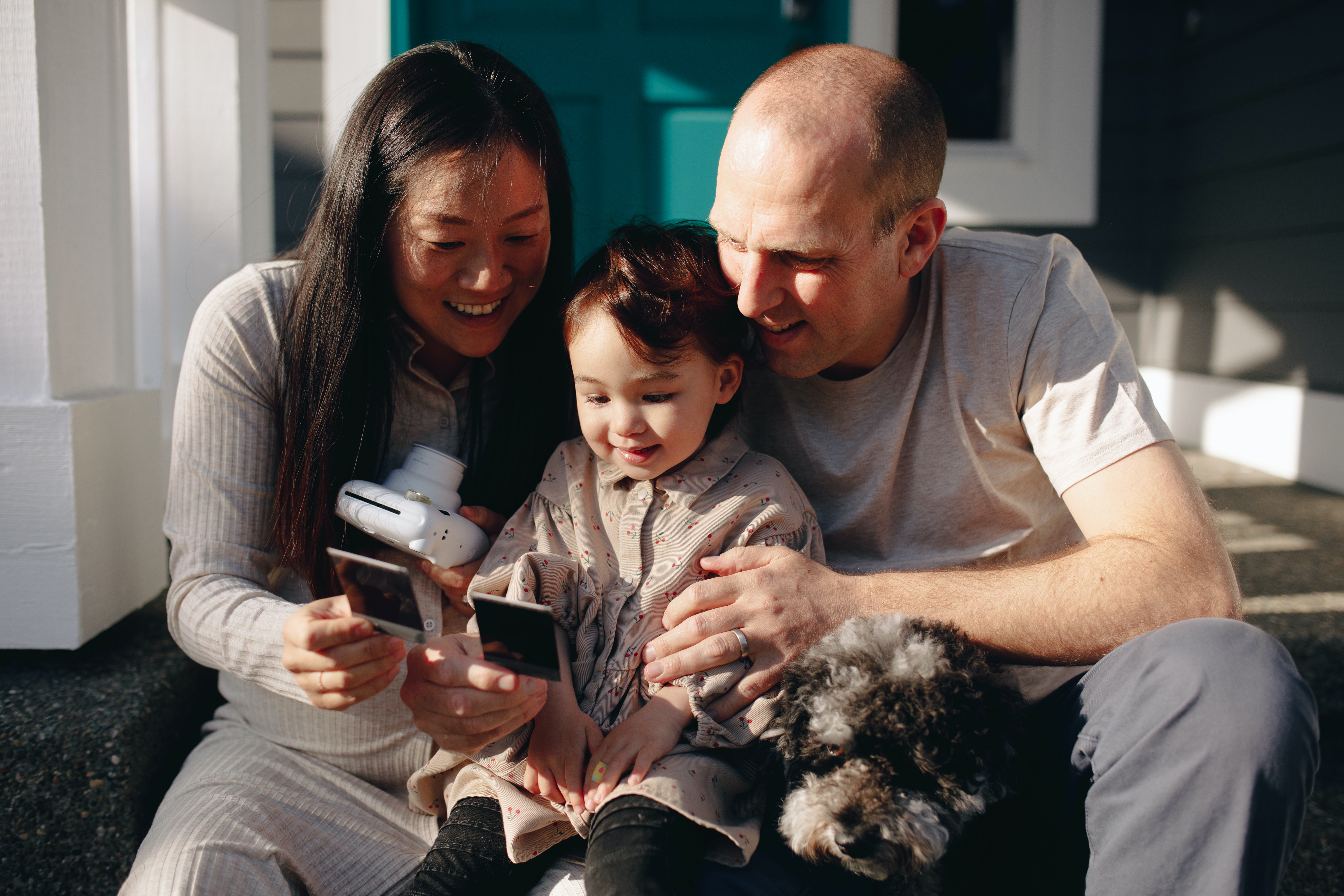 A family looking at photos | Source: Pexels