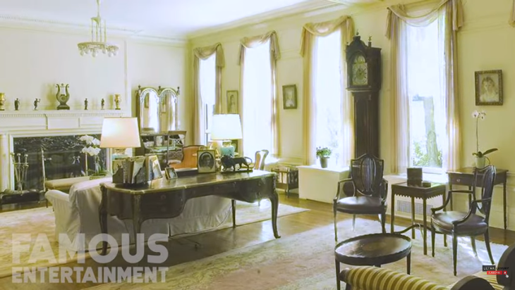 Madonna's drawing room in her New York mansion. Source: youtube.com/@Famous_Entertainment