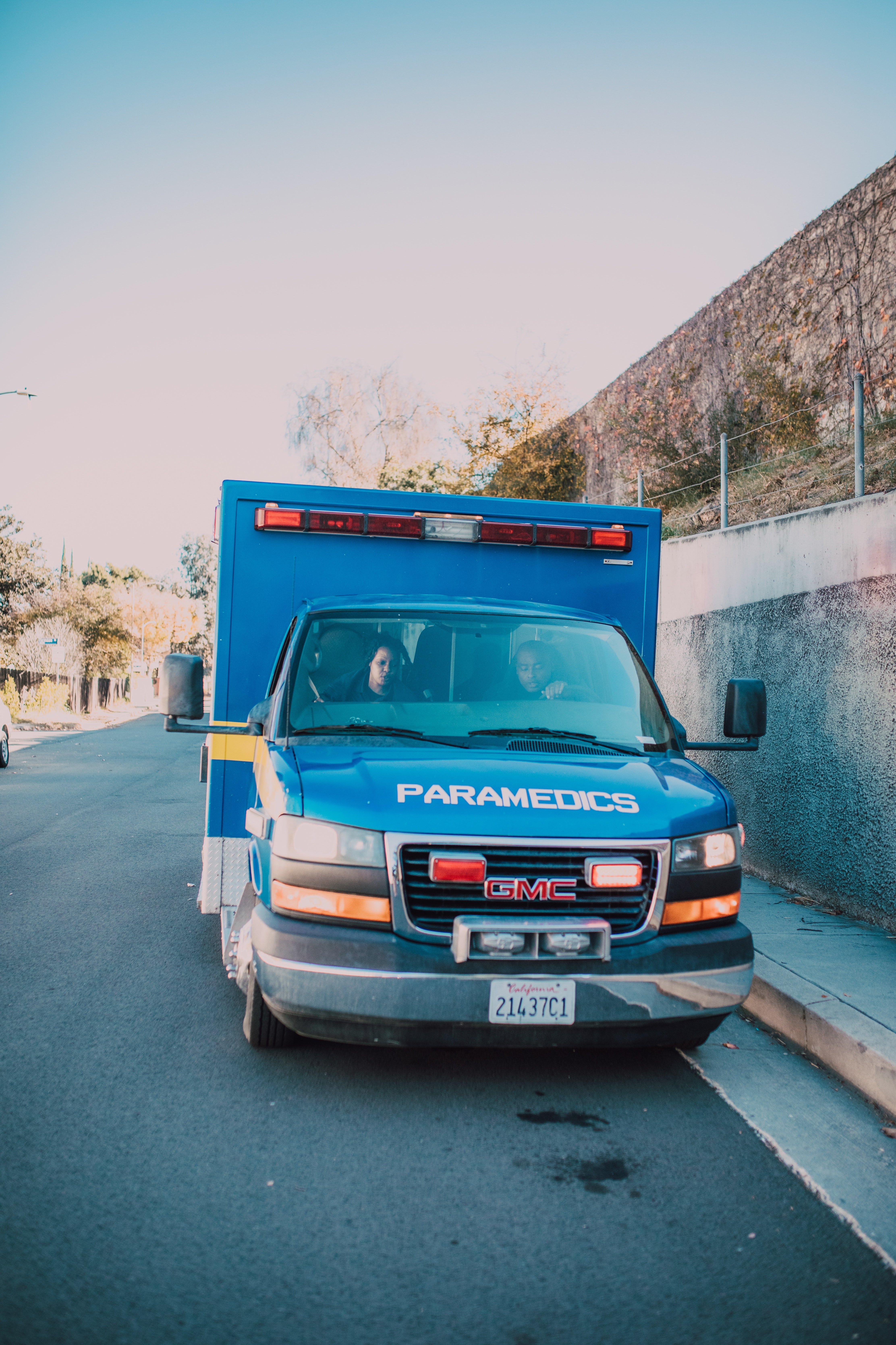 Una ambulancia estacionada en una calle con los paramédicos dentro. | Foto: Pexels