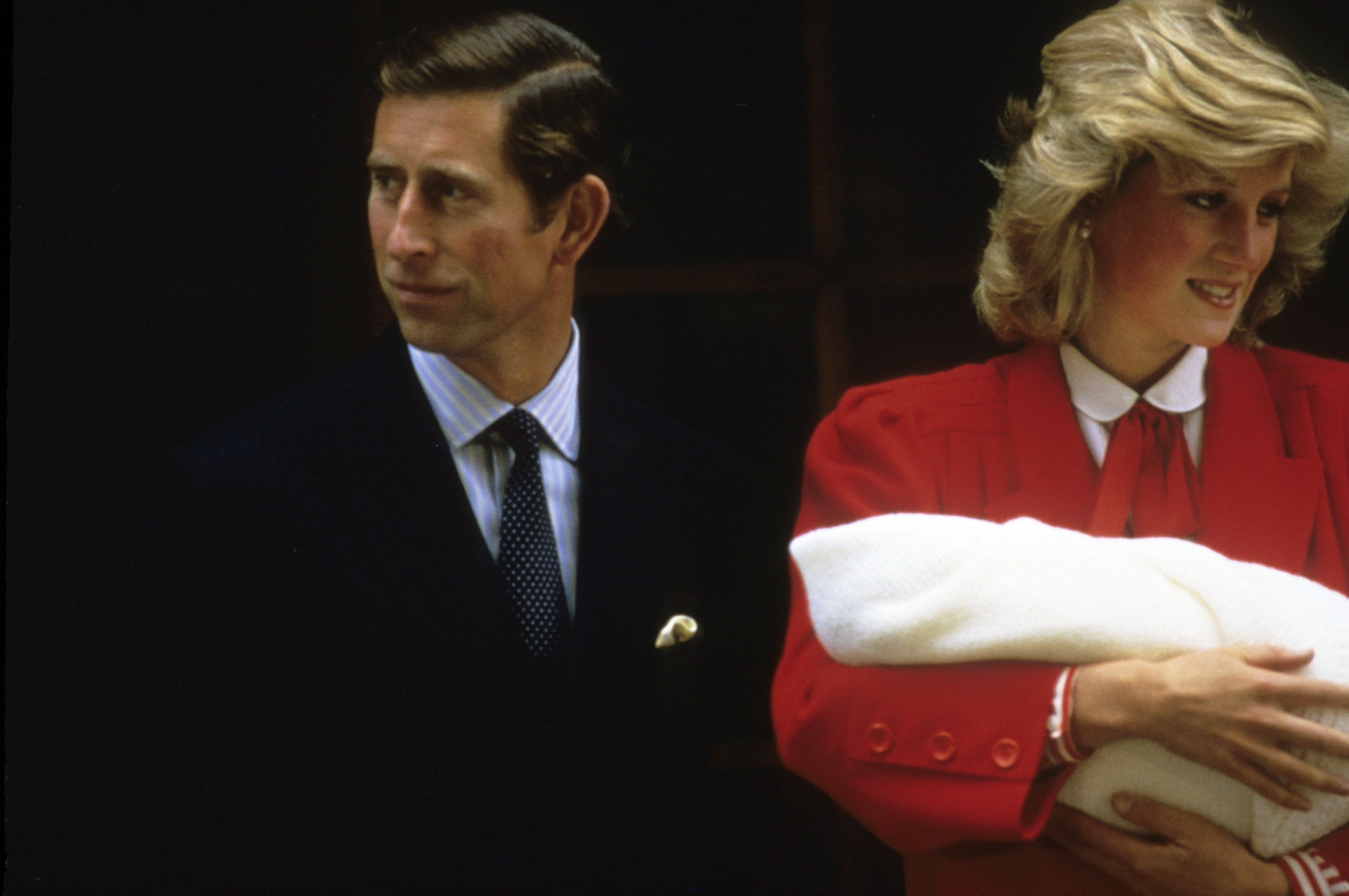 Diana y Charles salen del del Hospital St. Mary's tras el nacimiento del príncipe Harry el 16 de septiembre de 1984 en Londres, Inglaterra. | Foto: Getty Images