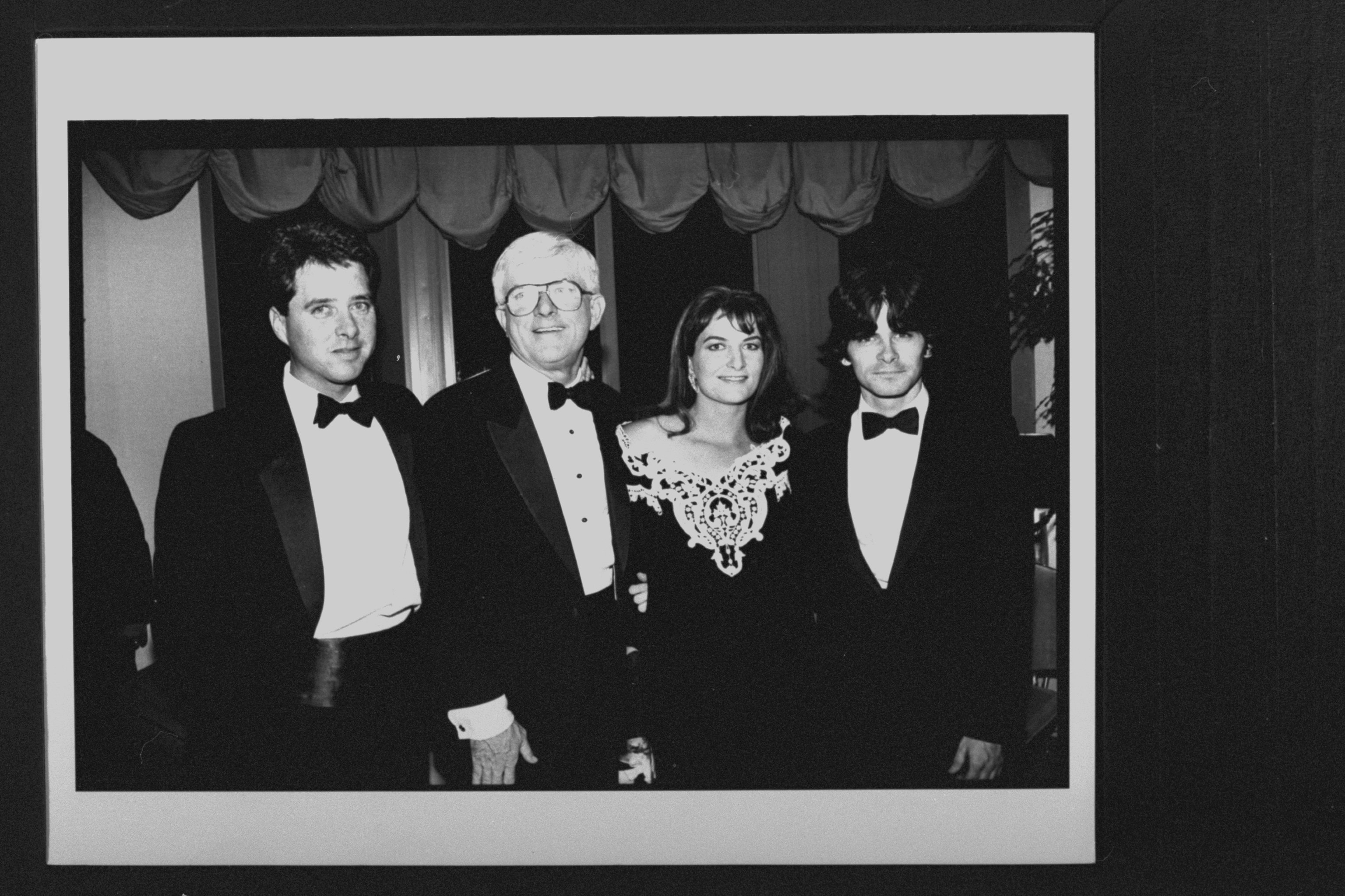 Phil Donahue con su hijo Michael, su hija Mary Rose y su hijo Jim en la celebración del 25 aniversario del programa de televisión Donahue, en el Teatro Ed Sullivan | Foto: Getty Images