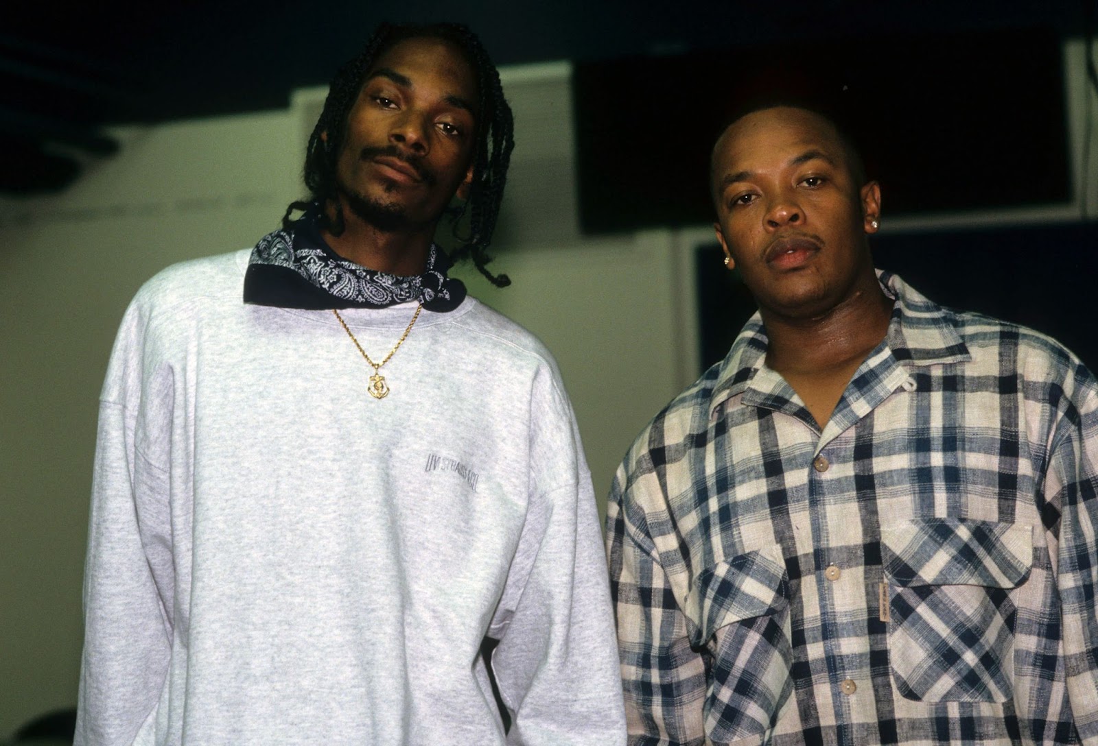 Snoop Dogg and Dr. Dre backstage at The Source Awards on August 3, 1995, in New York. | Source: Getty Images