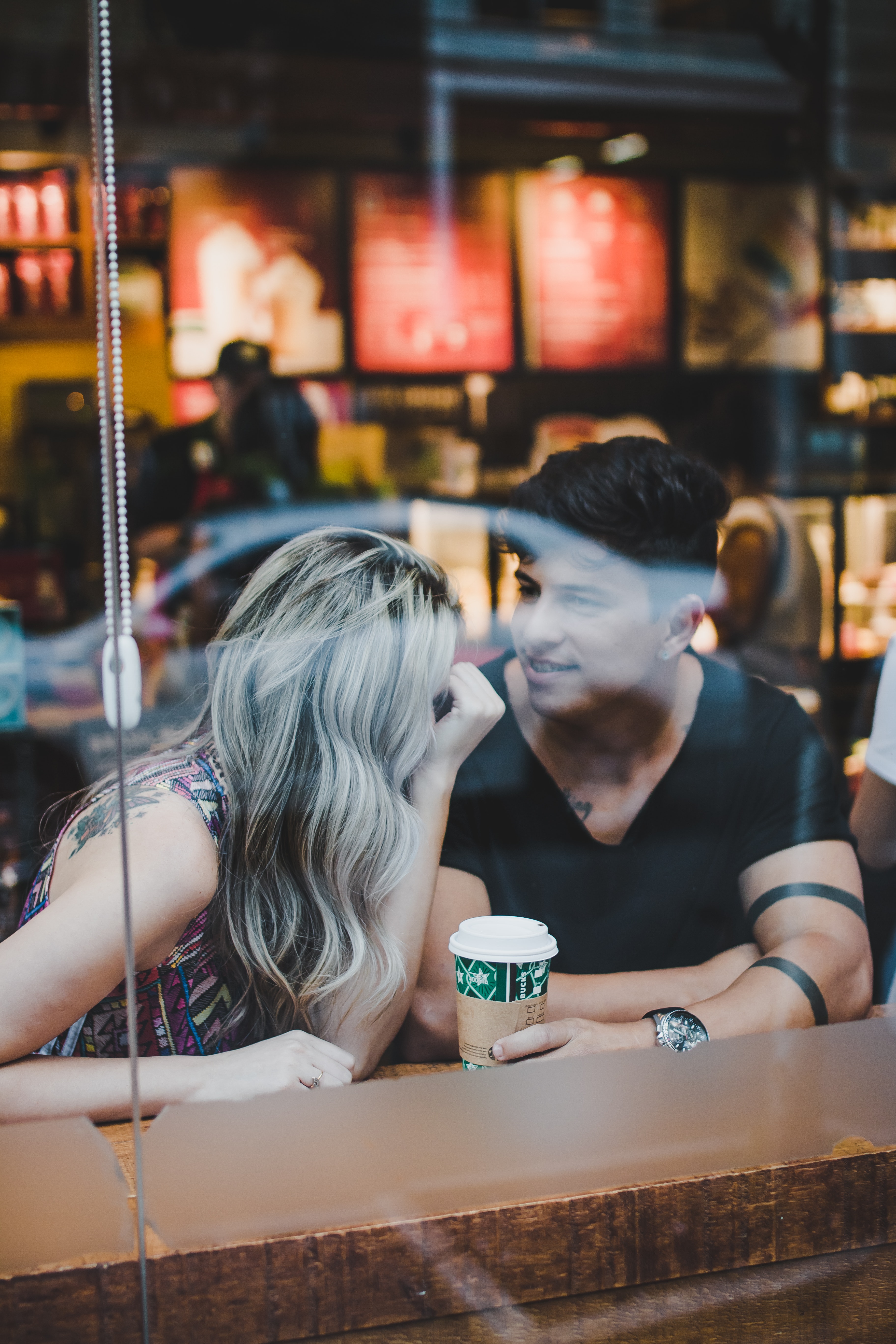 A couple talking at a coffee shop. | Source: Pexels