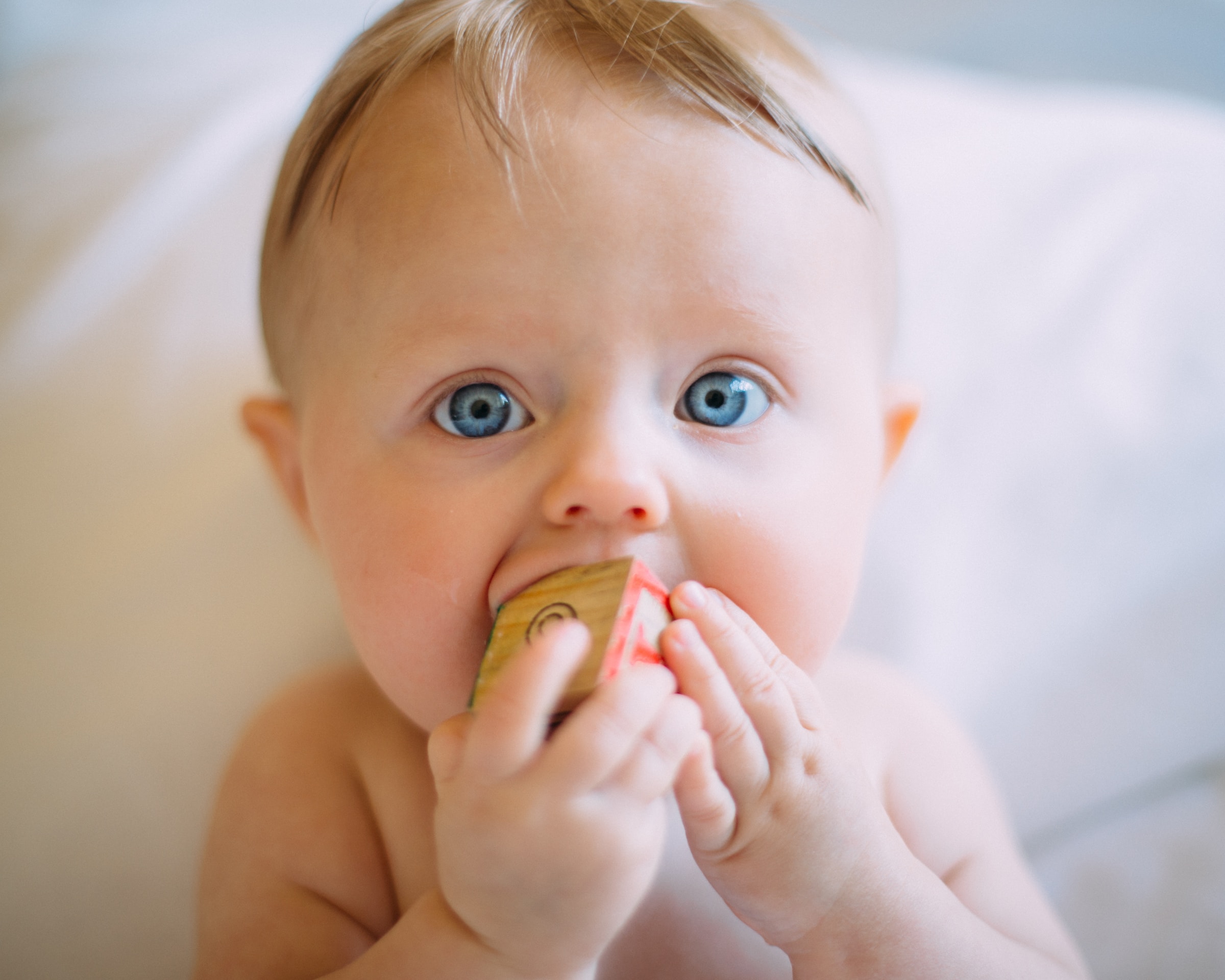 Baby with blue eyes. | Source: Unsplash