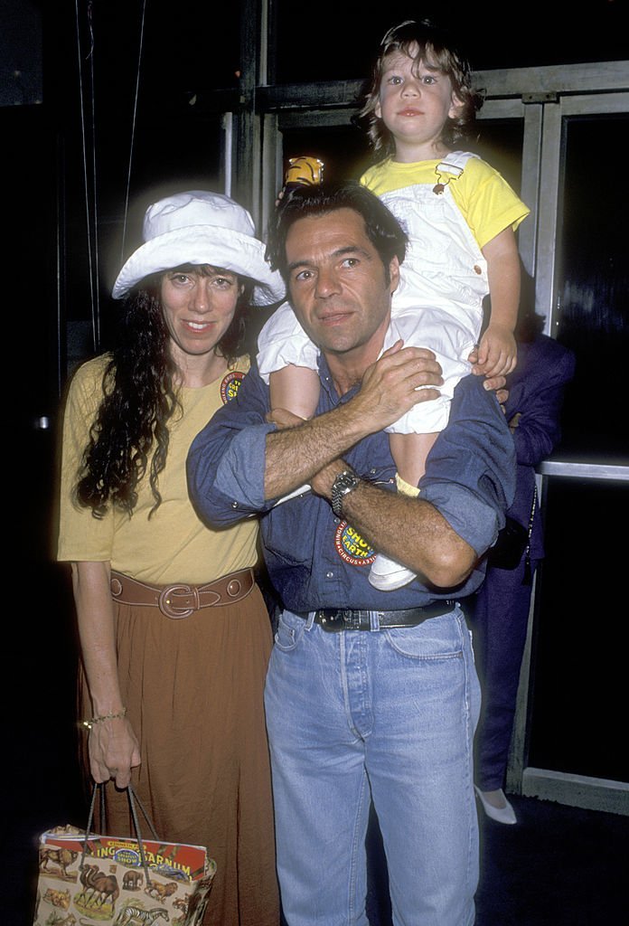 La actriz Allyce Beasley, su hijo Andrea Schiavelli y su cita el 2 de agosto de 1989 en Los Angeles, California. | Foto: Getty Images.