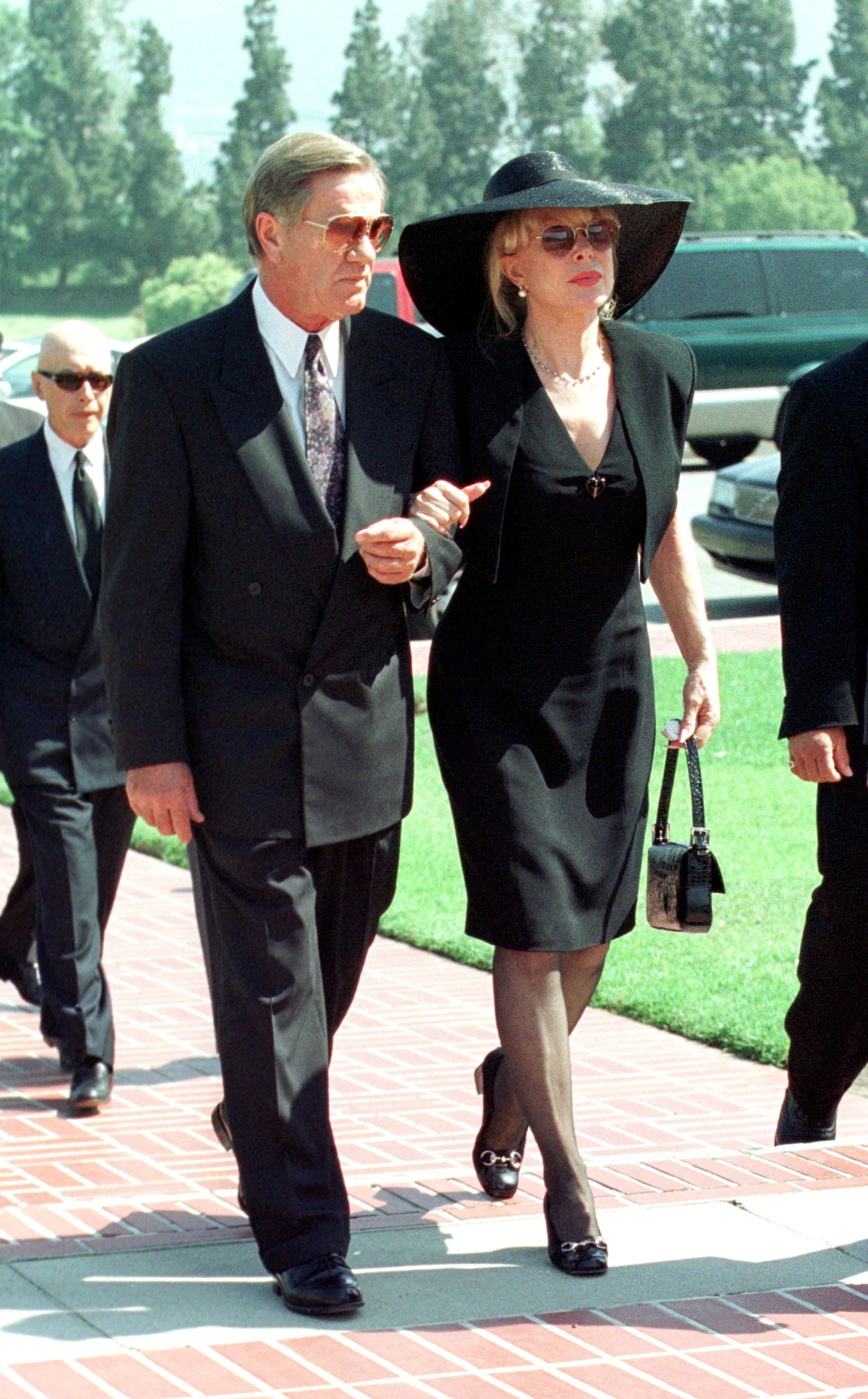 Barbara Eden and her husband Jon Eicholtz arrive for the funeral service at the Forest Lawn Cemetery for her son Matthew Ansara July 2, 2001 in Los Angeles, CA | Source: Getty Images 