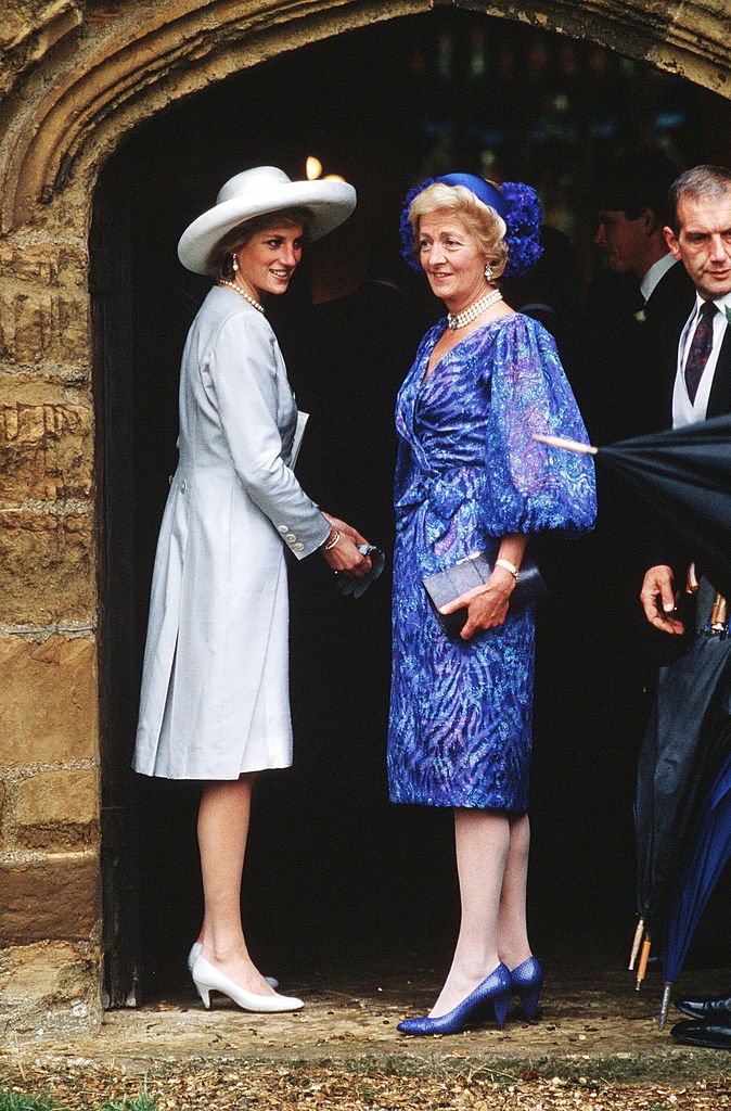 Die Prinzessin von Wales steht mit ihrer Mutter Frau Shand Kyd in einer Kirche, in der ihr Bruder Viscount Althorp am 15. September 1989 in London, England, Victoria Lockwood heiraten wird | Quelle: Getty Images