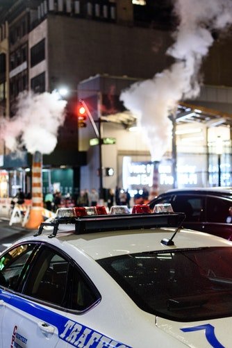 Une voiture de police roulant dans la rue | Photo : Unsplash