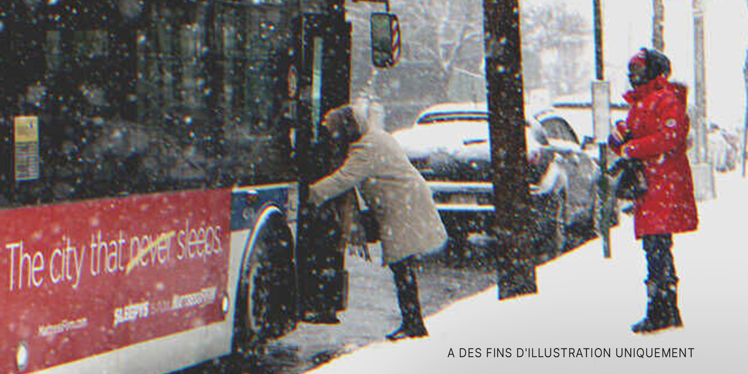 Deux personnes debout dans la neige à côté d'un bus | Source : Shutterstock