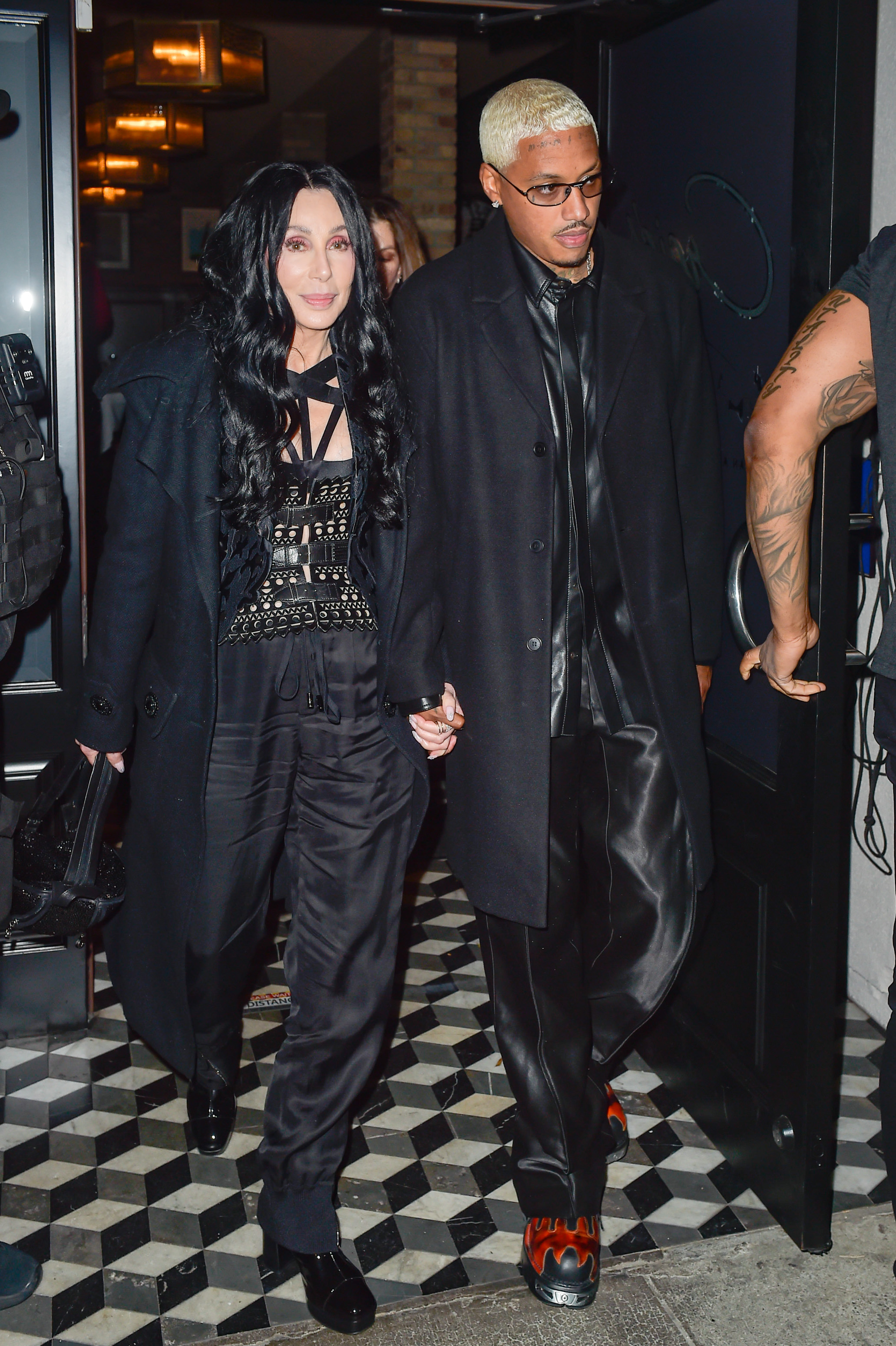 Cher y Alexander Edwards en Los Ángeles, California, el 2 de noviembre de 2022 | Foto: Getty Images