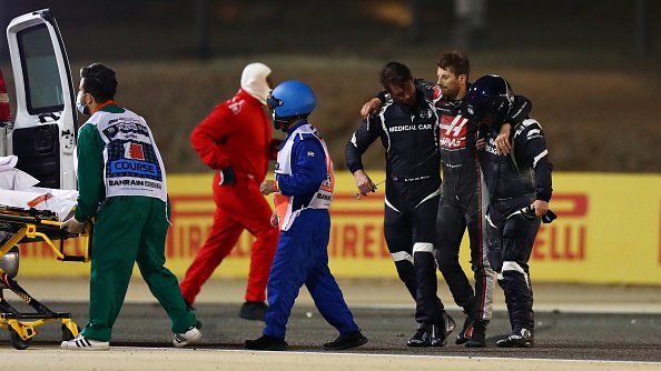 Romain Grosjean est photographié en train de marcher après un accident survenu lors du Grand Prix de F1 de Bahreïn. |Photo : Getty Images