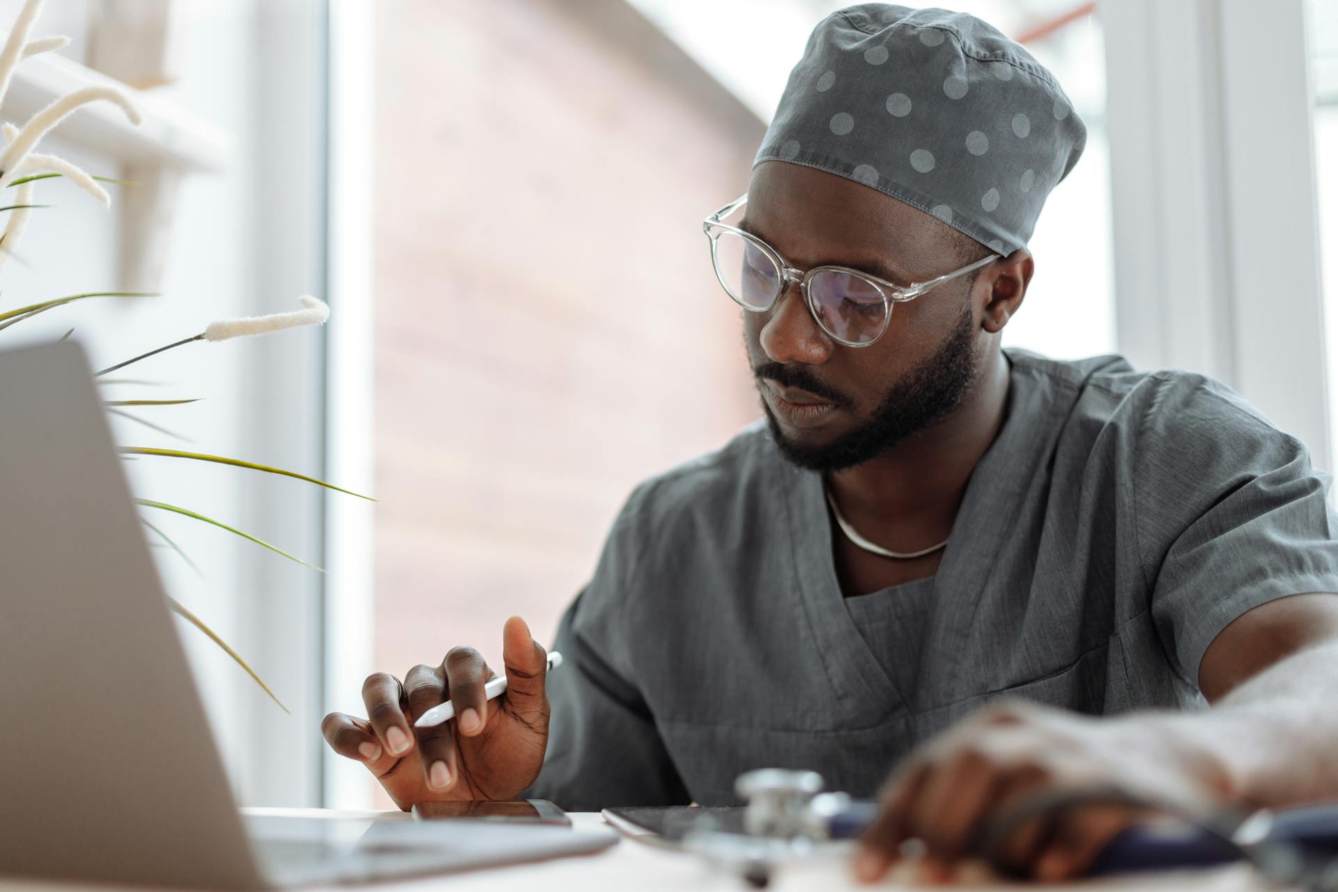 A medical practitioner working on his laptop | Source: Pexels