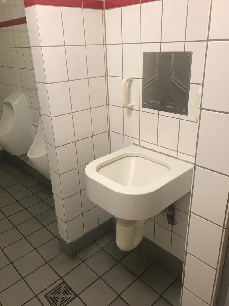 Reddit user jingjangjones found a strange panel in a urinal in Cologne, Germany, on March 2, 2019 | Source: Reddit/ jingjangjones