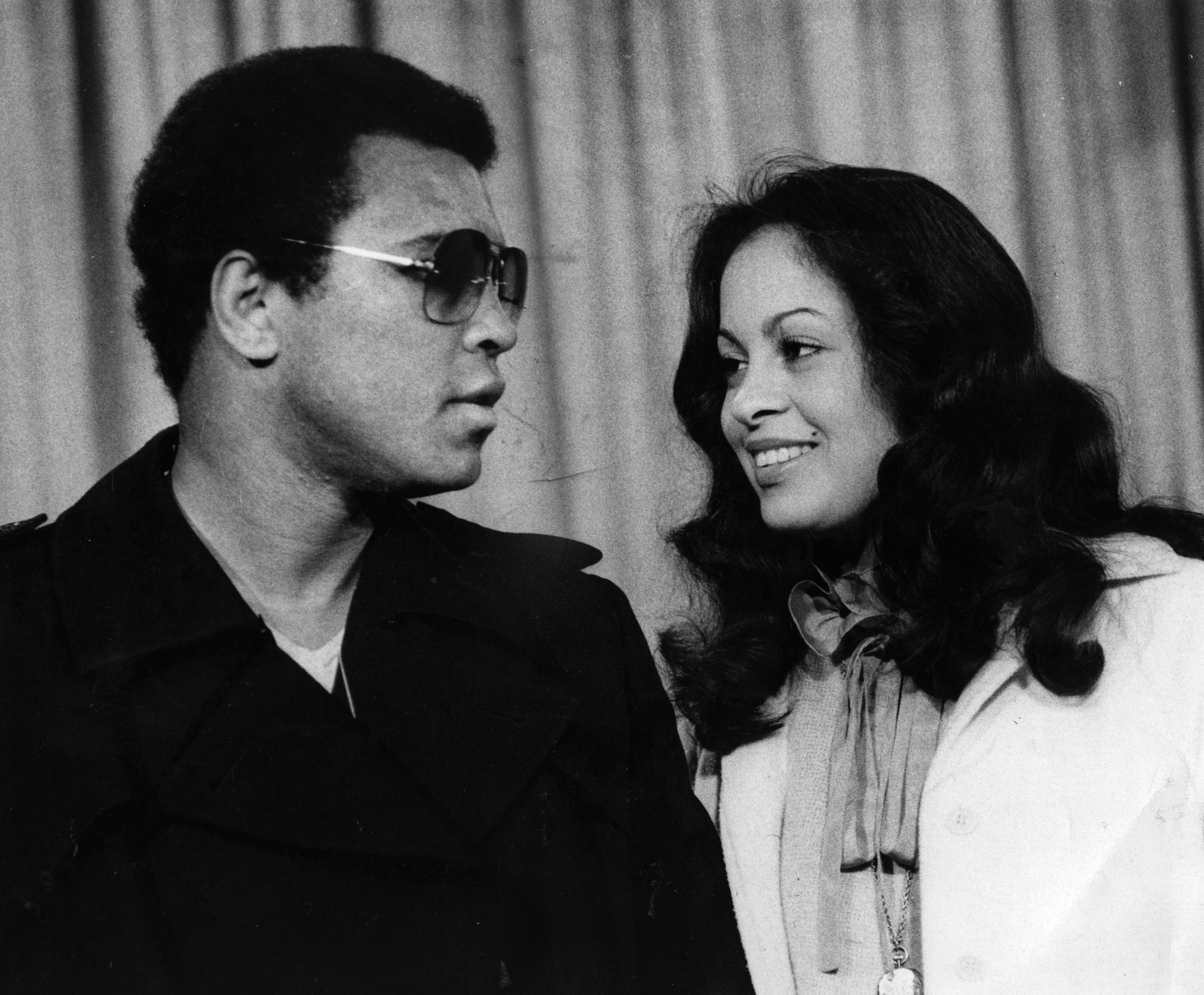 Muhammad Ali and his wife Veronica Porché at Heathrow Airport circa 1978. | Source: Getty Images
