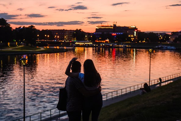 Un couple regarde le coucher de soleil. |Photo : Getty Images