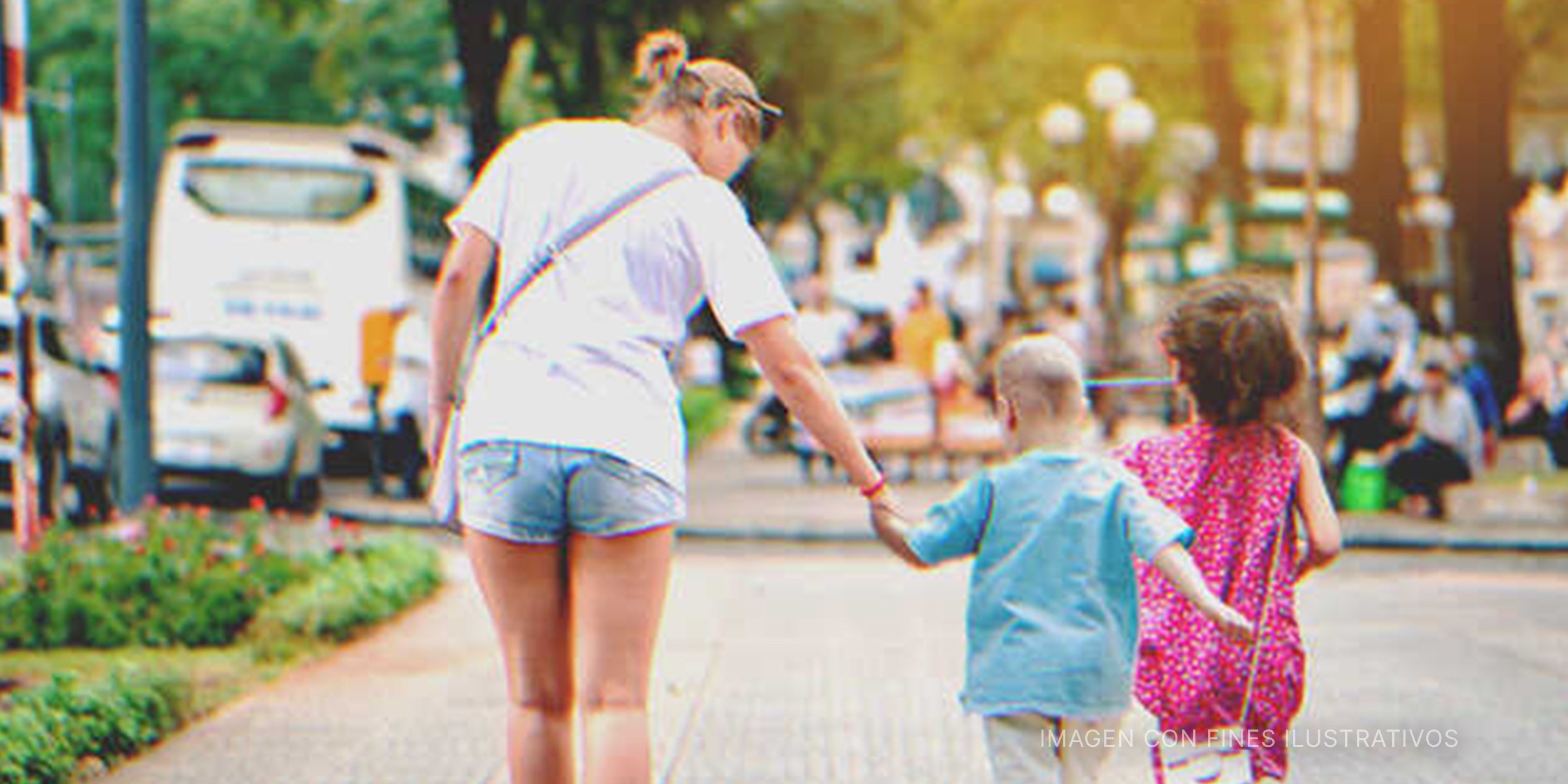 Una mujer caminando junto a dos niños. | Foto: Shutterstock