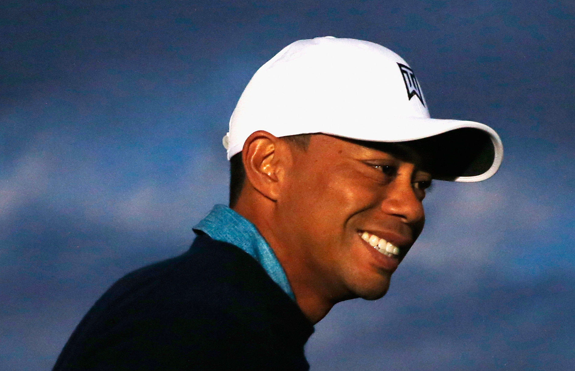 Tiger Woods waits on the practice ground before a practice round at TPC Scottsdale on January 27, 2015, in Scottsdale, Arizona | Source: Getty Images