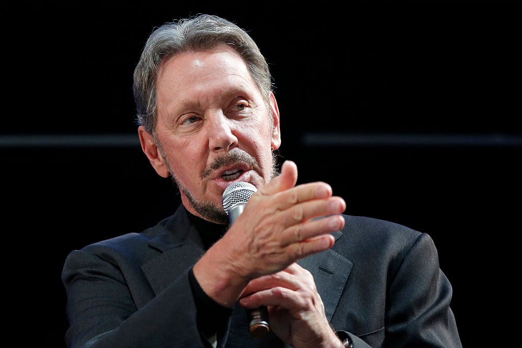 Le milliardaire Larry Ellison, président exécutif et directeur de la technologie d'Oracle Corp., prononce un discours lors du New Economy Summit 2015 à Tokyo. | Photo : Getty Images