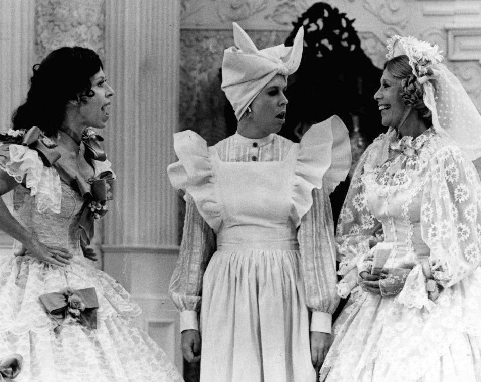 Carol Burnett, Vicki Lawrence, and guest star Dinah Shore in the 1976 "Went with the Wind!" sketch | Photo: Getty Images