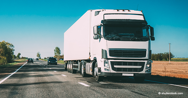 Un camionneur fait s'arrêter un automobiliste