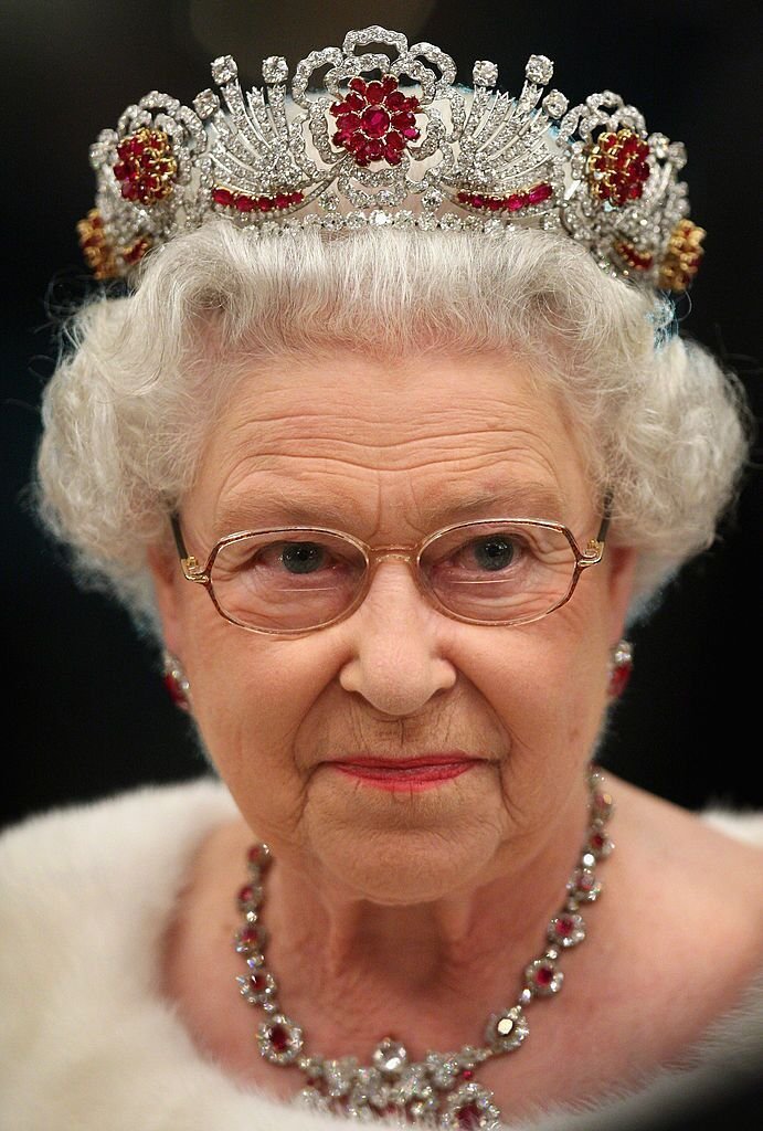 La reine Elizabeth II assiste à un banquet d'État au château de Brdo | Photo : Getty Images