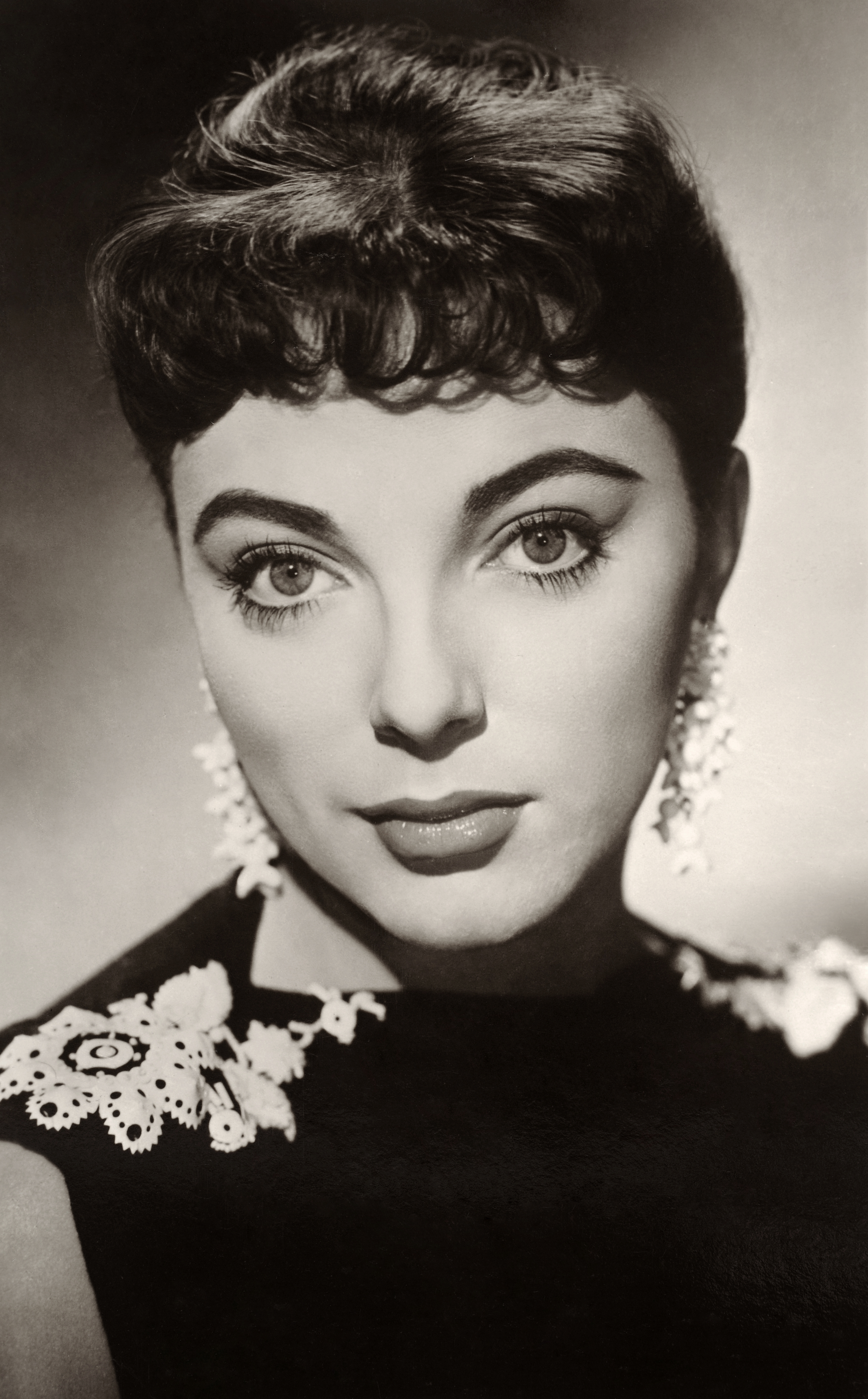 A portrait of Joan Collins circa 1960 | Source: Getty Images