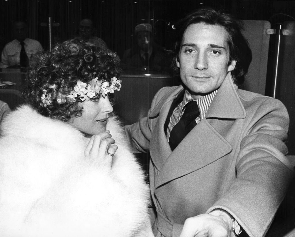 omy Schneider et Daniel Biasini après leur mariage le 18 décembre 1975 à Berlin. | Photo : Getty Images