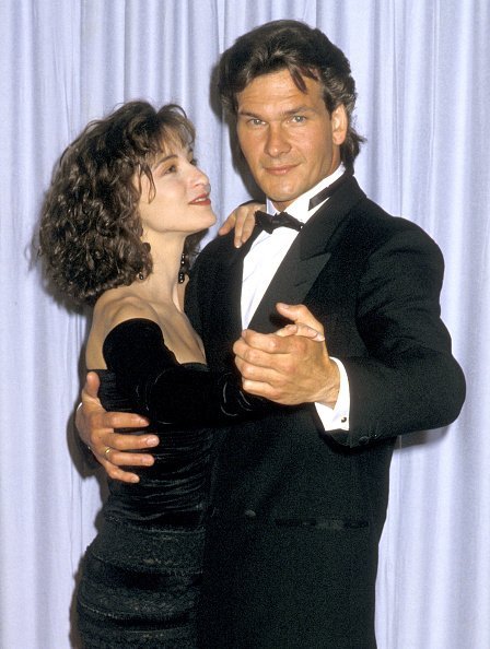 Jennifer Grey et Patrick Swayze prenant la pose lors de la 60e cérémonie annuelle des Oscars au Shrine Auditorium. | Source : Getty Images.