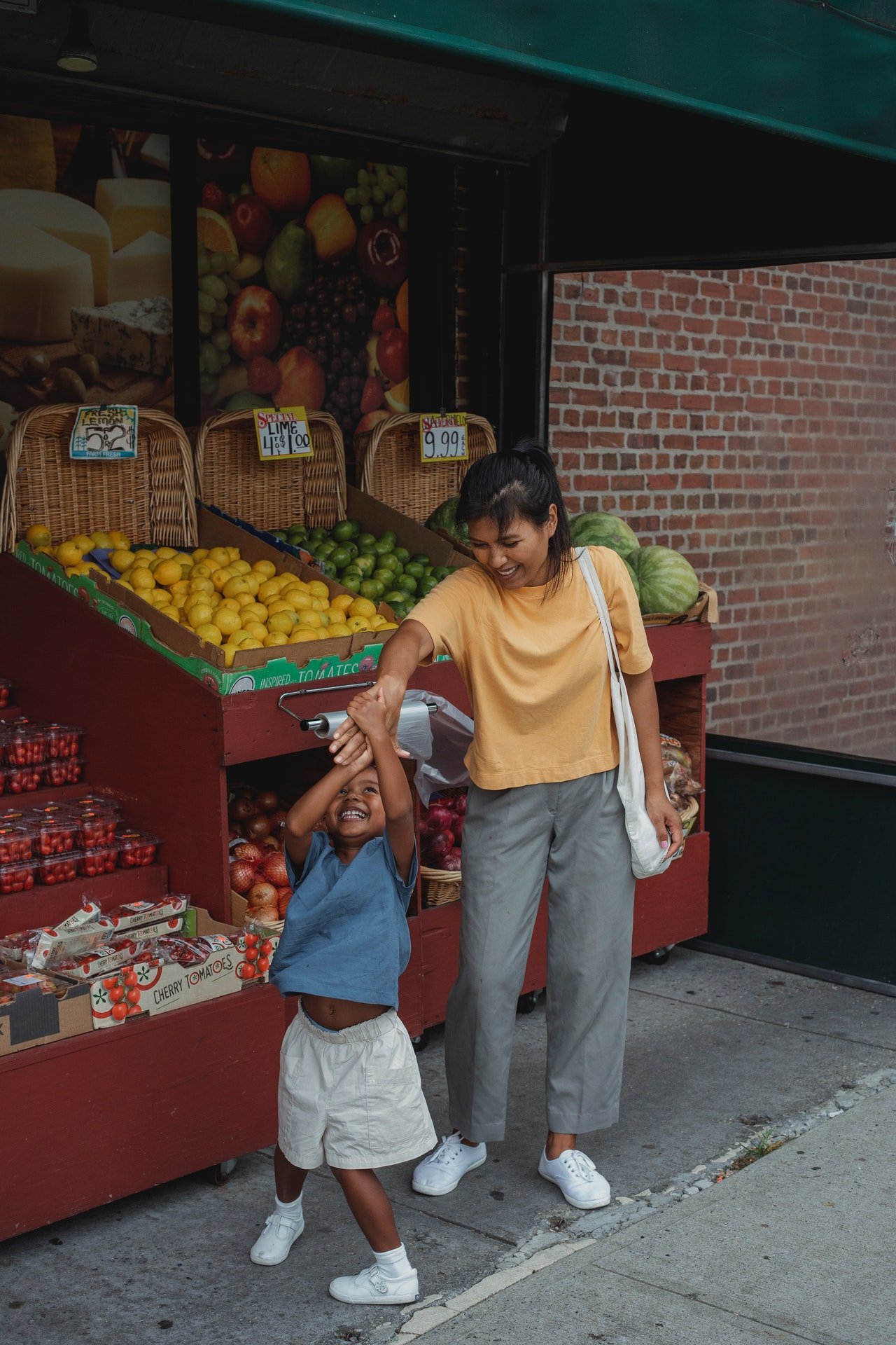 Frau und Tochter in einem Obstladen. | Quelle: Pexels
