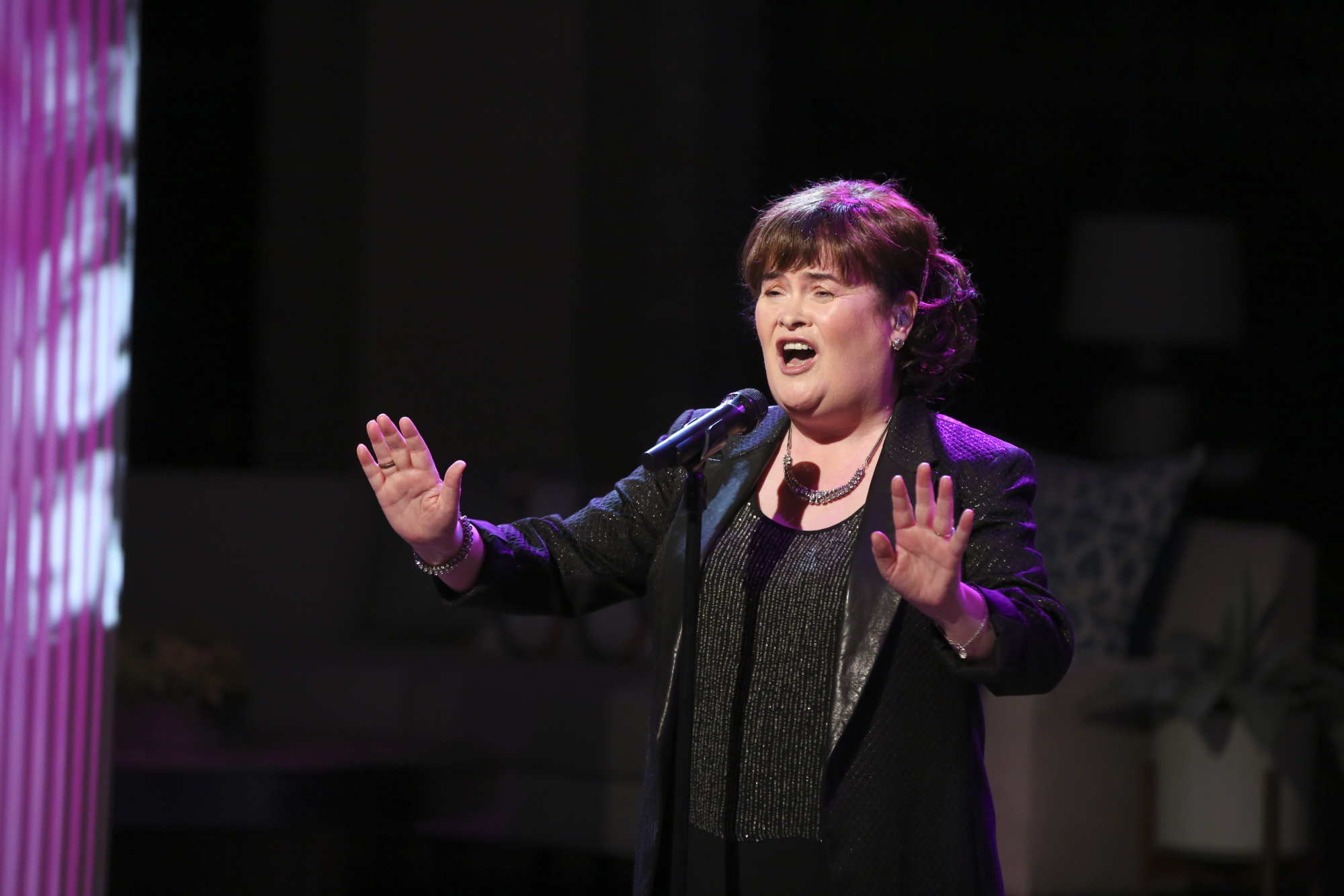 Susan Boyle performs on "The Talk" on October 6, 2014 in Los Angeles, California | Source: Getty Images