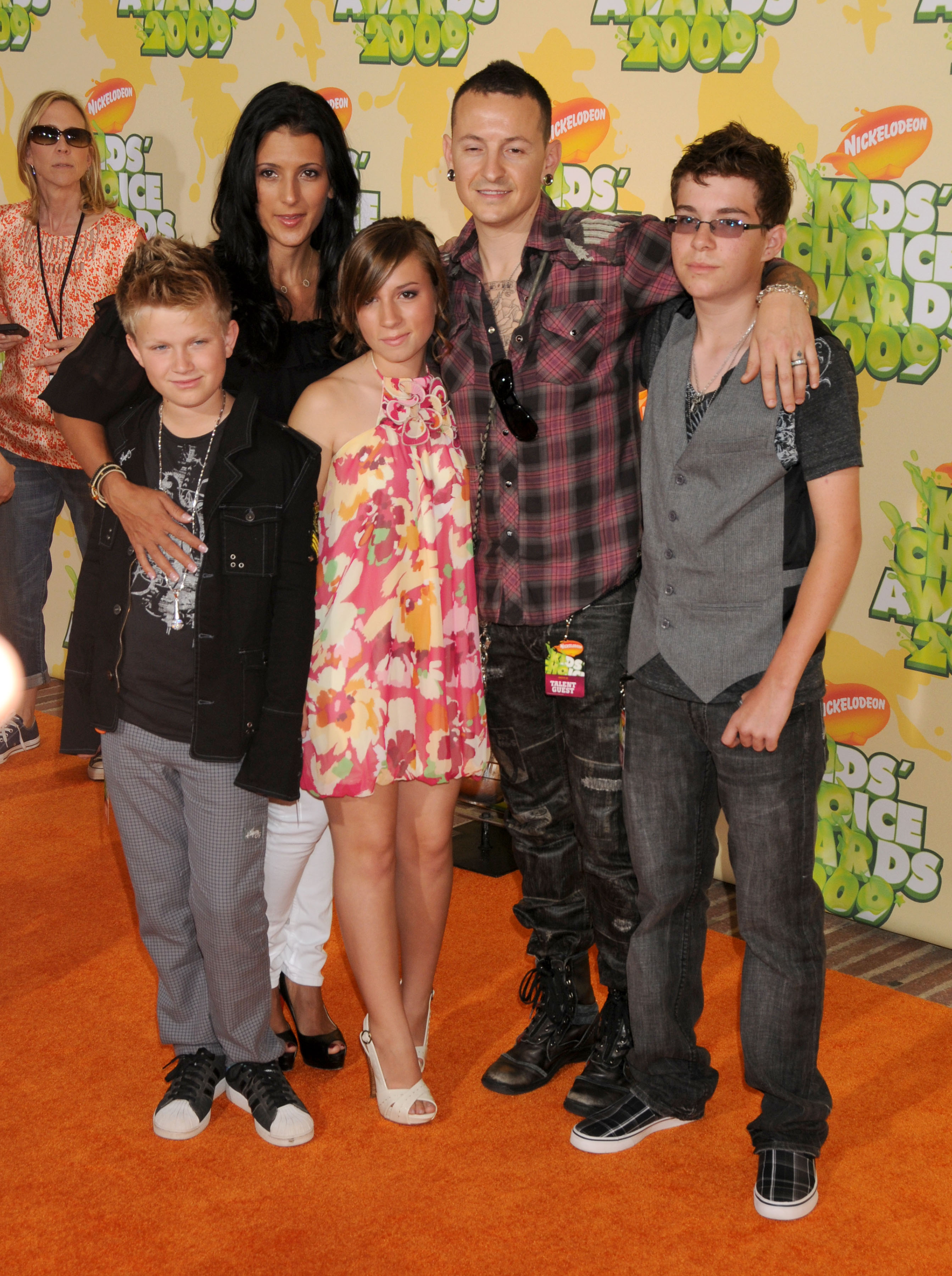 Chester Bennington, wife Talinda Bentley and children at Nickelodeon's 22nd Annual Kid's Choice Awards on March 28, 2009 | Source: Getty Images