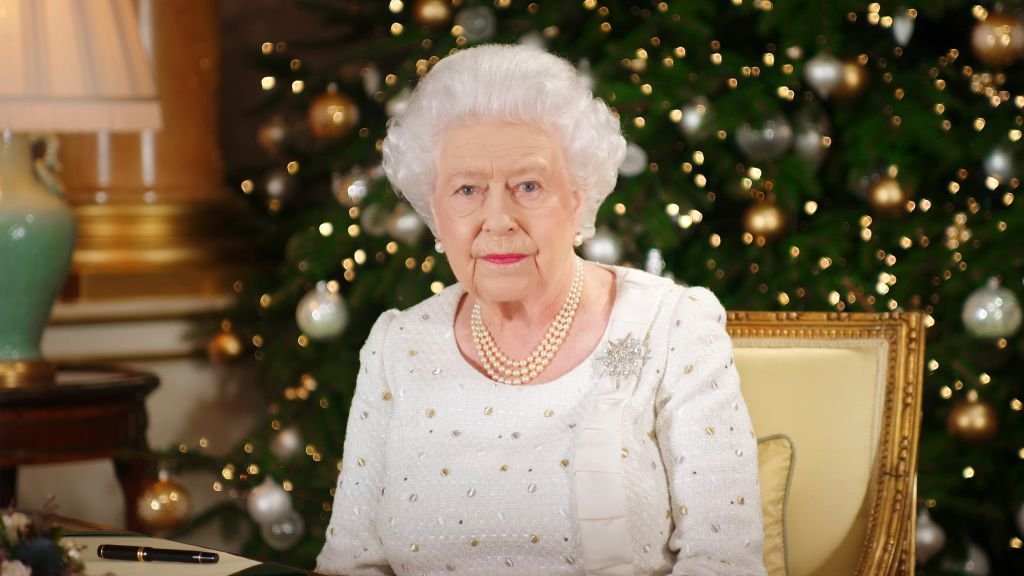 La reina Elizabeth II en la Sala de 1844 en el Palacio de Buckingham, Londres, el 25 de diciembre de 2017. | Foto: Getty Images