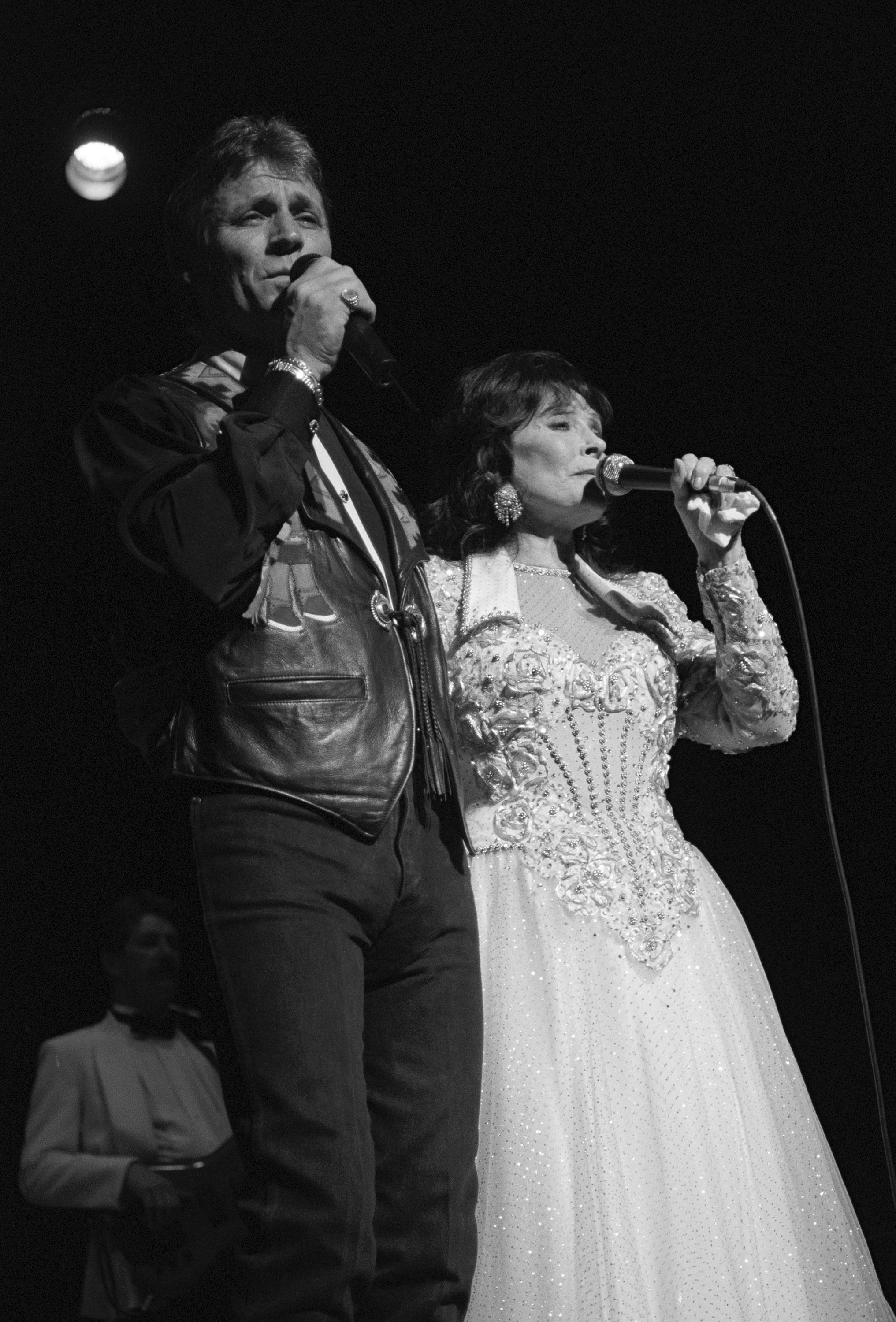  Ernest Ray Lynn performing with his mother Loretta Lynn at Symphony Hall on May 12, 1999 | Source: Getty Images
