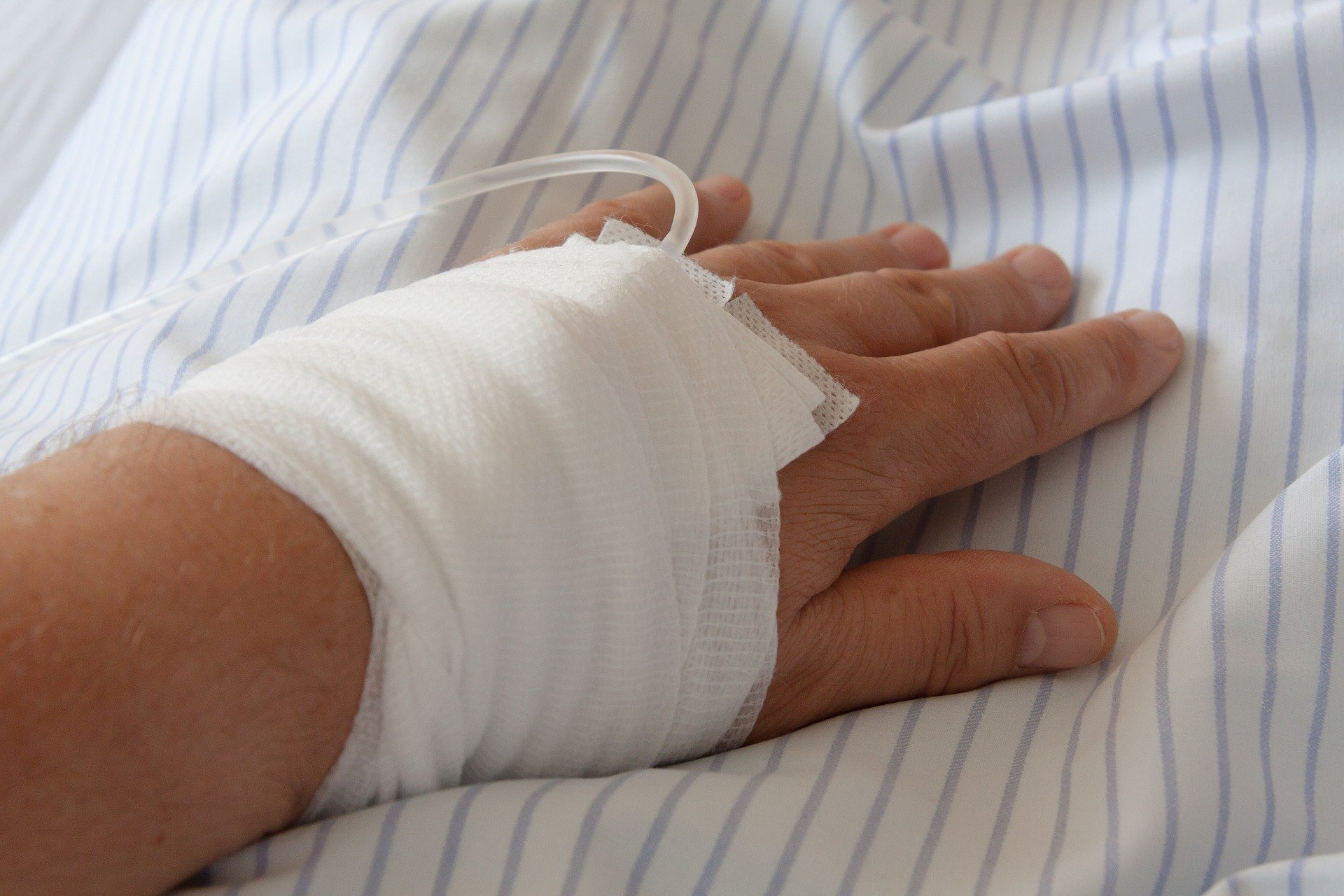 Bandaged hand on a hospital bed. | Photo: Pixabay