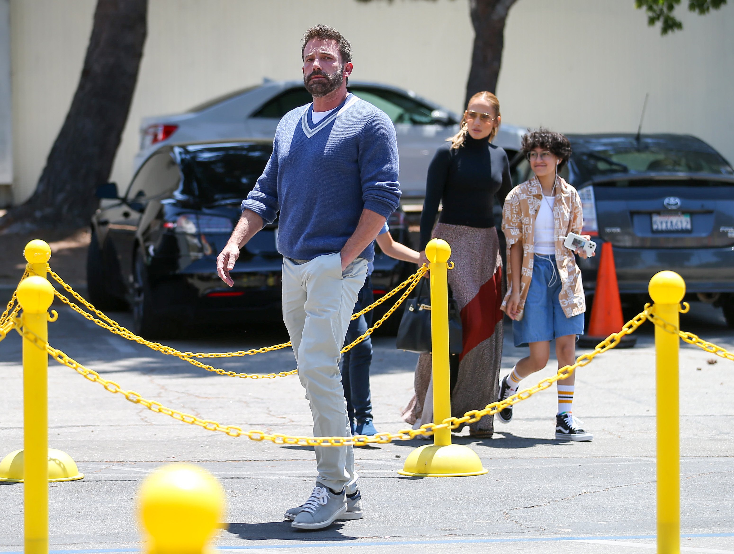 Ben Affleck, Jennifer Lopez y su hija Emme fueron vistos el 3 de julio de 2022 en Los Ángeles, California. | Foto: Getty Images