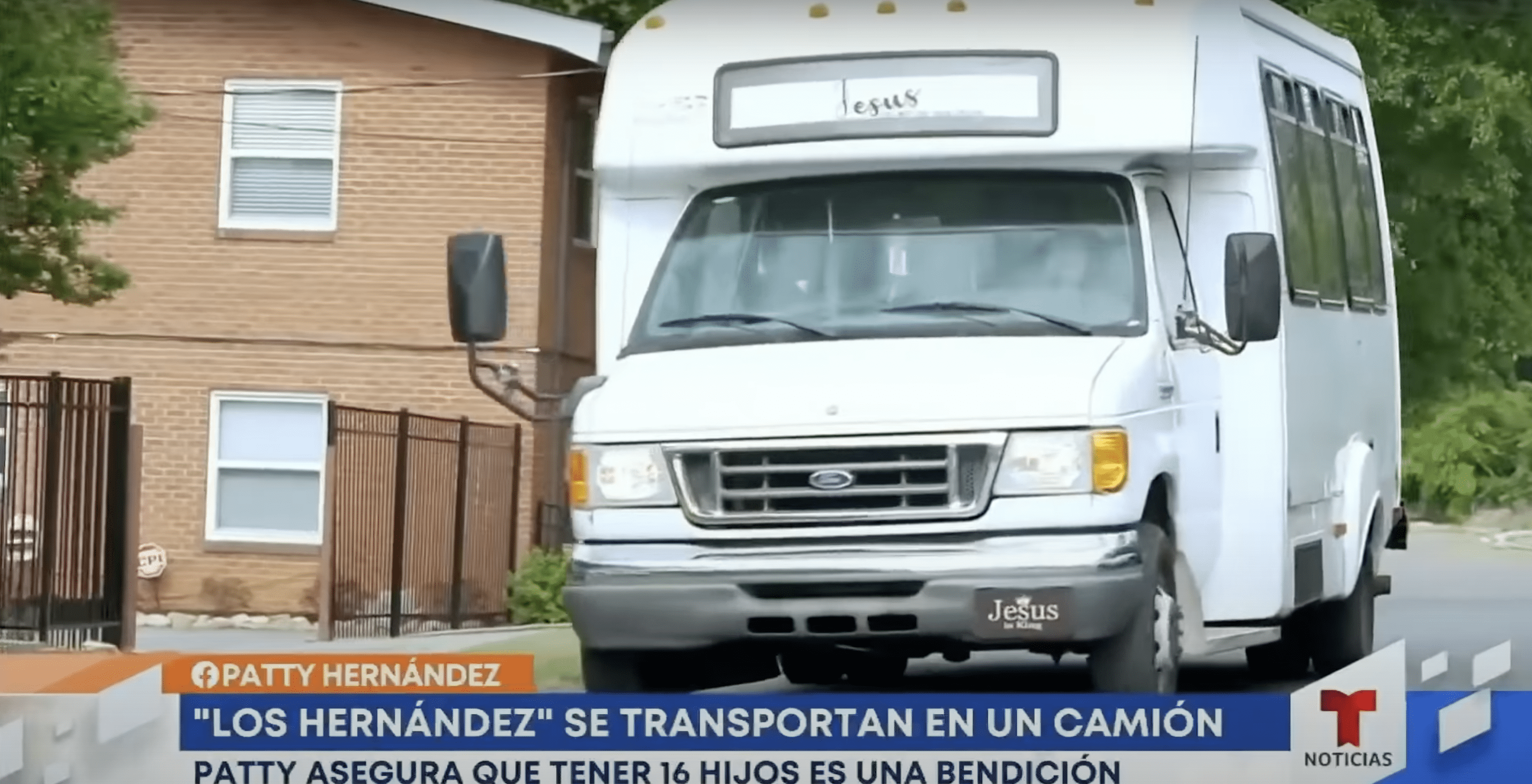 The Hernandez family's 20-seater bus. | Source: YouTube.com/hoy Día