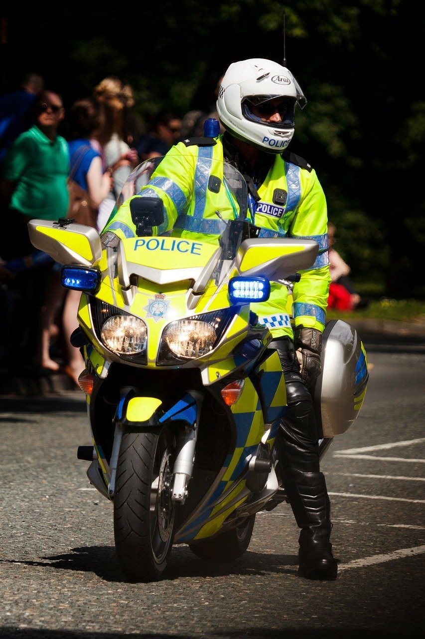Police officer on a bike | Photo: Pixabay