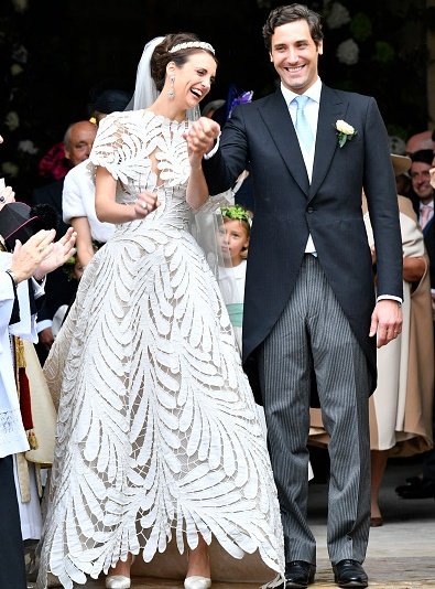 El príncipe Jean-Christophe Napoleón y su esposa Olympia Von Arco-Zinneberg salen de la Catedral al final de su Boda en Les Invalides el 19 de octubre de 2019 en París, Francia. | Foto: Getty Images