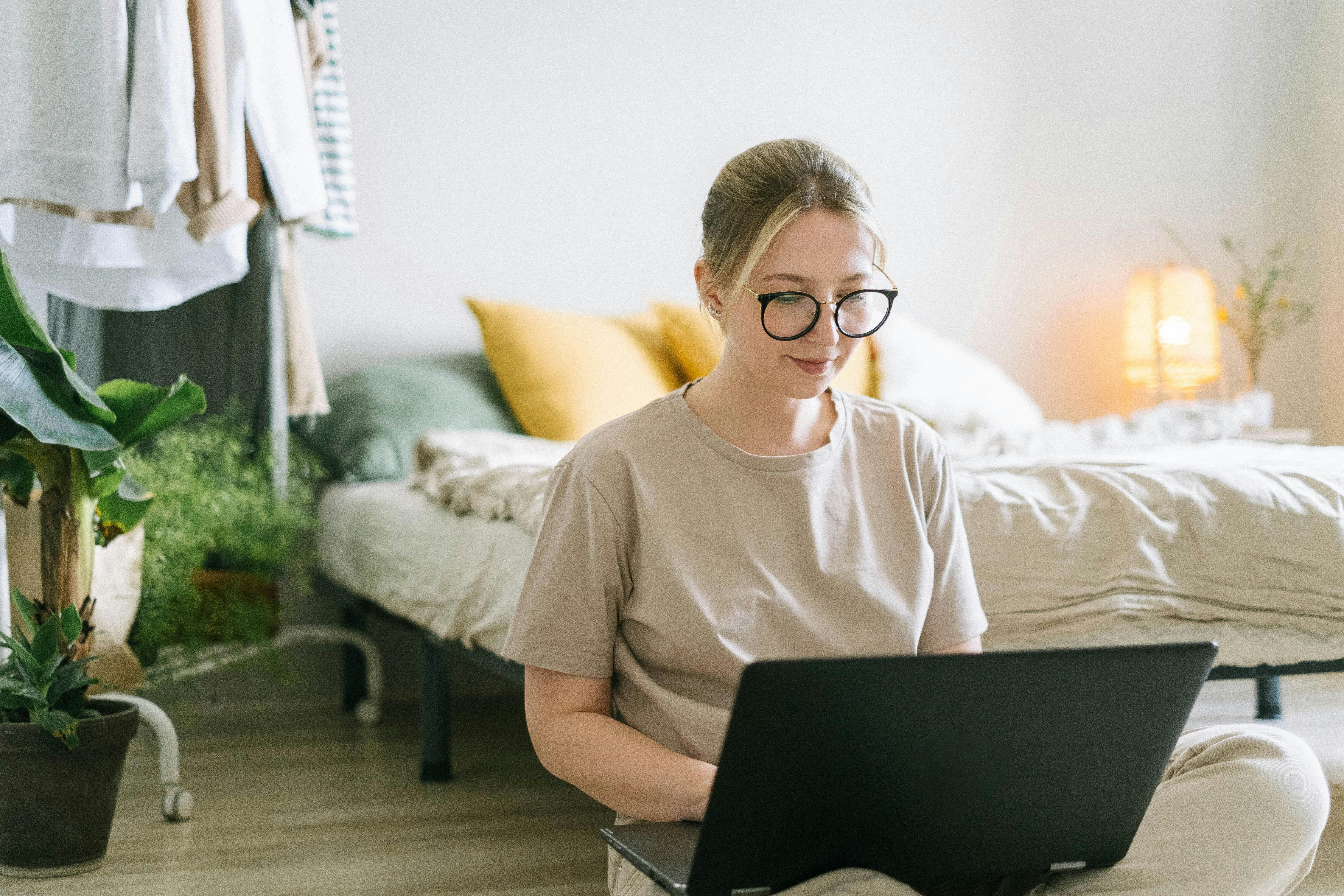 A woman working at home | Source: Pexels
