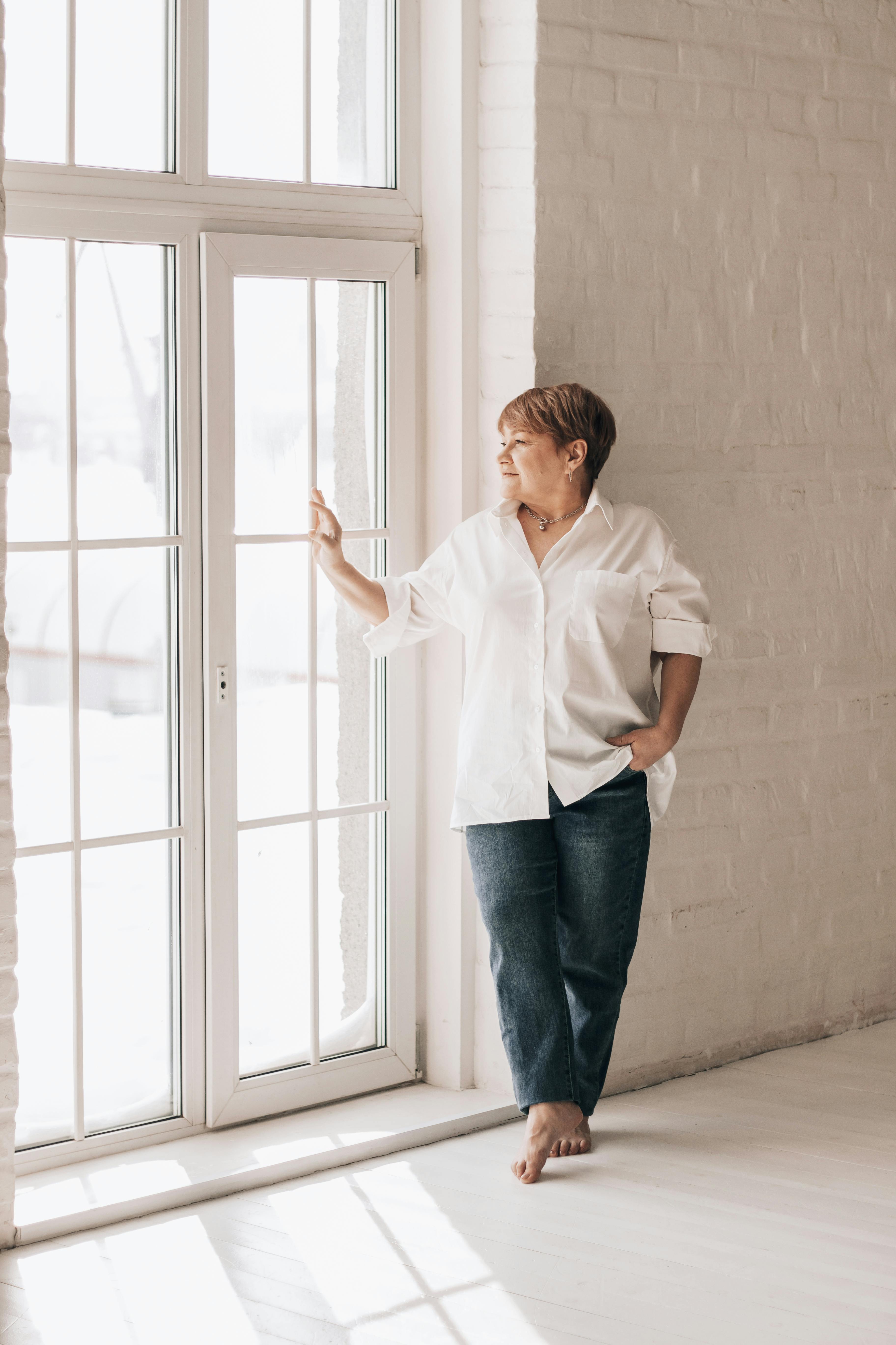 Dark wash jeans remain a timeless staple that can work for both casual and polished looks. | Source: Pexels
