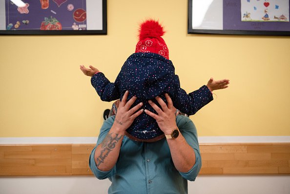 Padre e hija jugando│Imagen tomada de: Getty Images