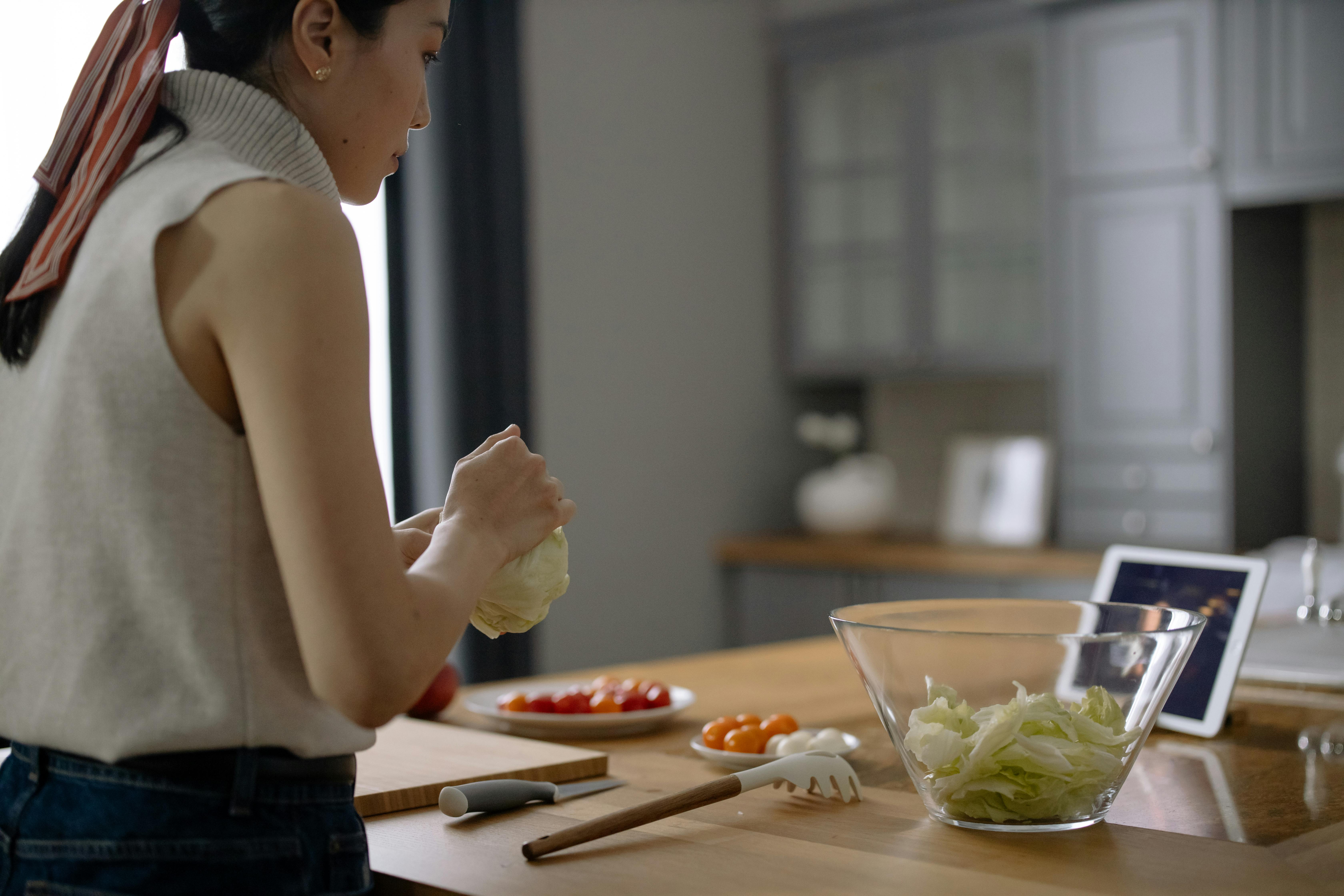 A woman preparing a meal | Source: Pexels