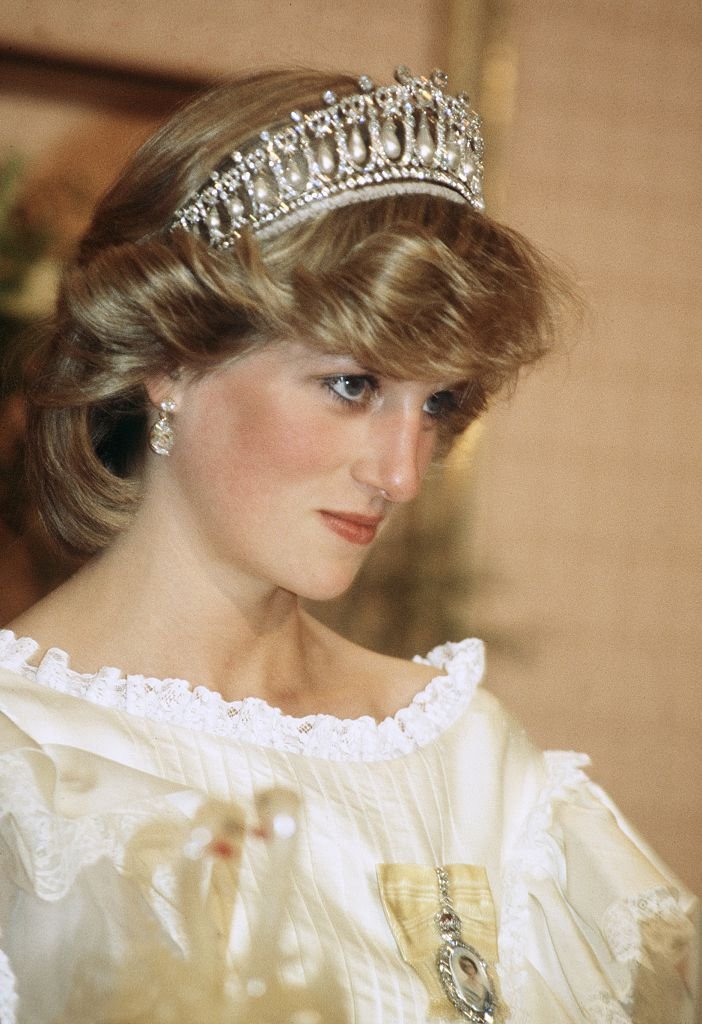 Diana, Prinzessin von Wales, trägt das "Lover's Knot"-Diadem und Diamantohrringen bei einem Bankett am 29. April 1983 in Auckland, Neuseeland | Quelle: Getty Images